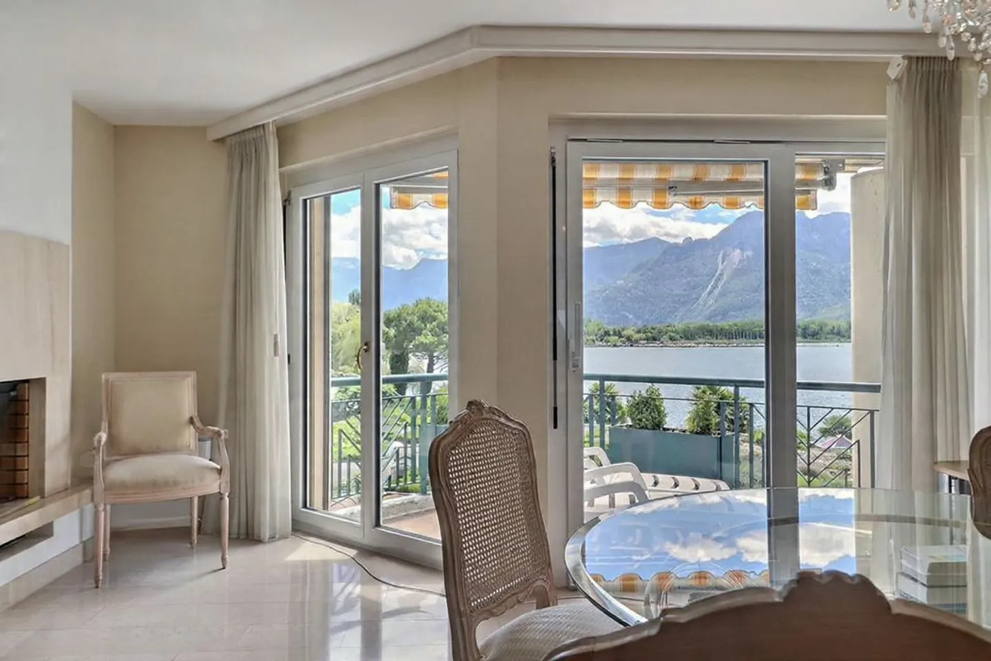 SCHÖNE 4,5-ZIMMER-WOHNUNG AM SEE MIT EINEM SEHR SCHÖNEN PANORAMABLICK - Foto 3 von 12
