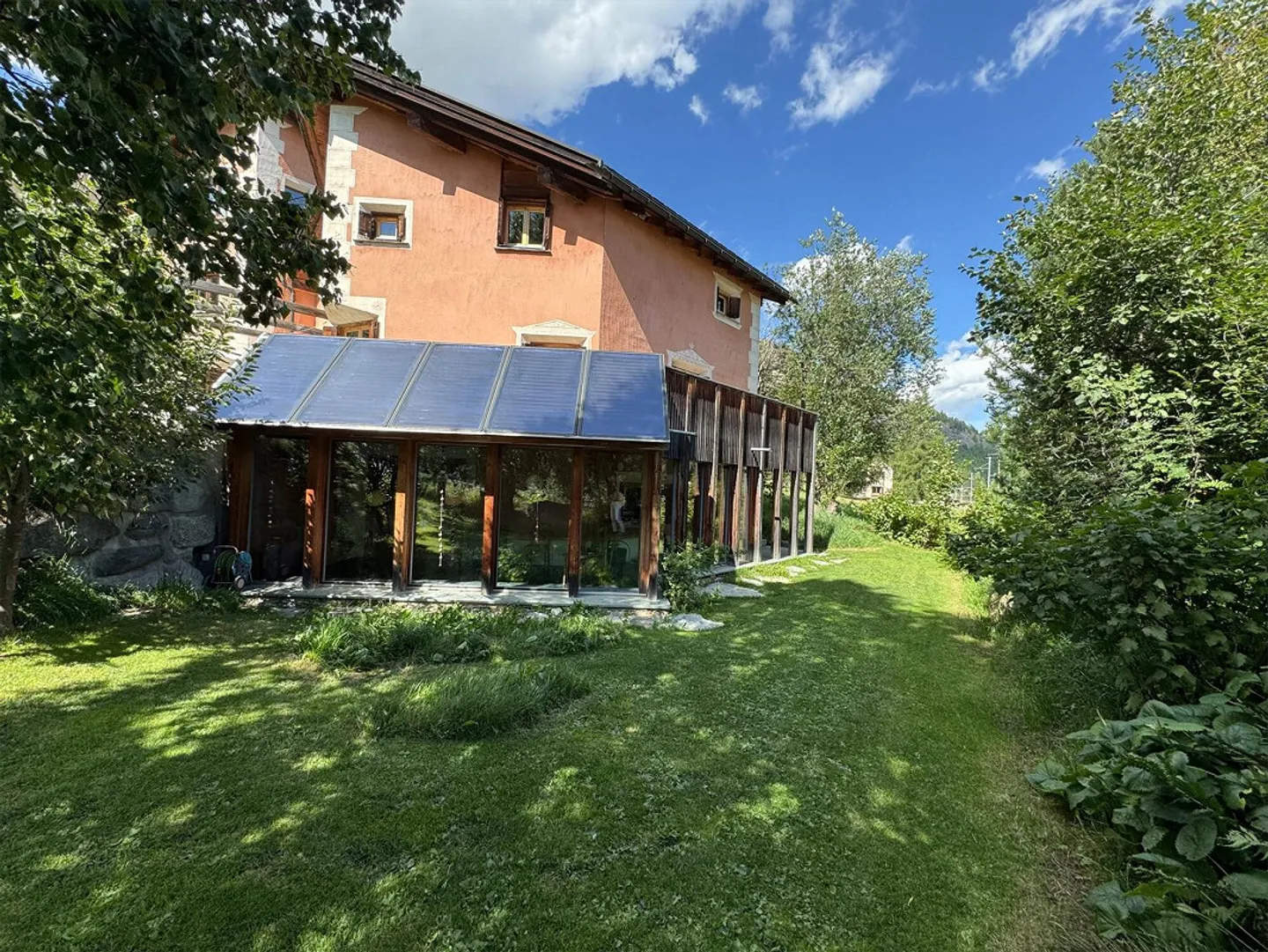 Maison individuelle spacieuse, mitoyenne à Arvins - Photo 1 sur 13
