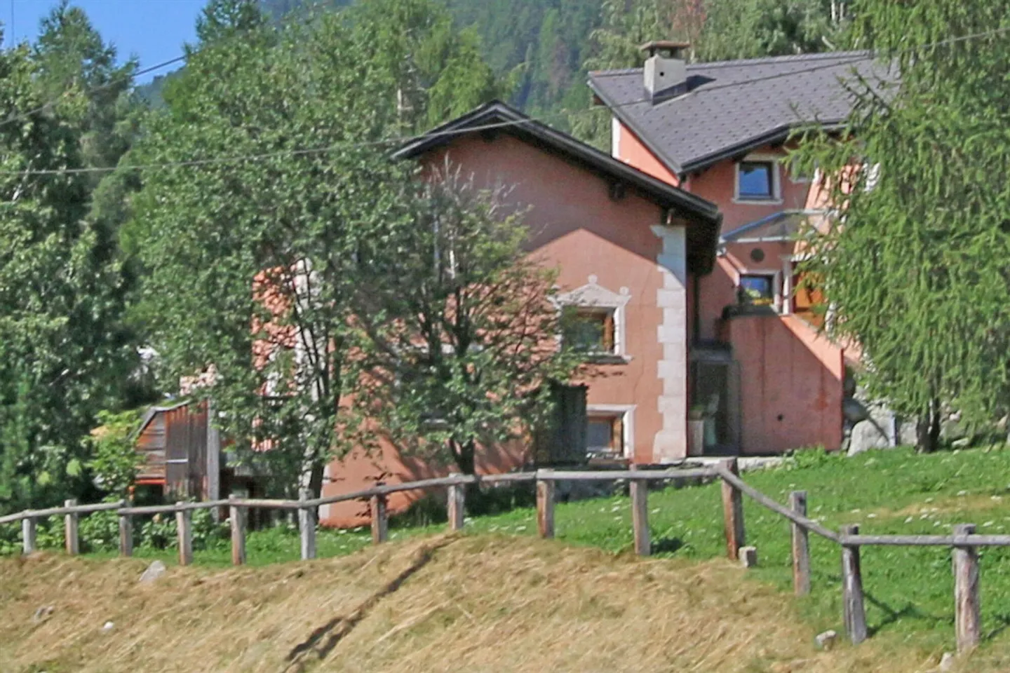 Maison individuelle spacieuse, mitoyenne à Arvins - Photo 2 sur 13