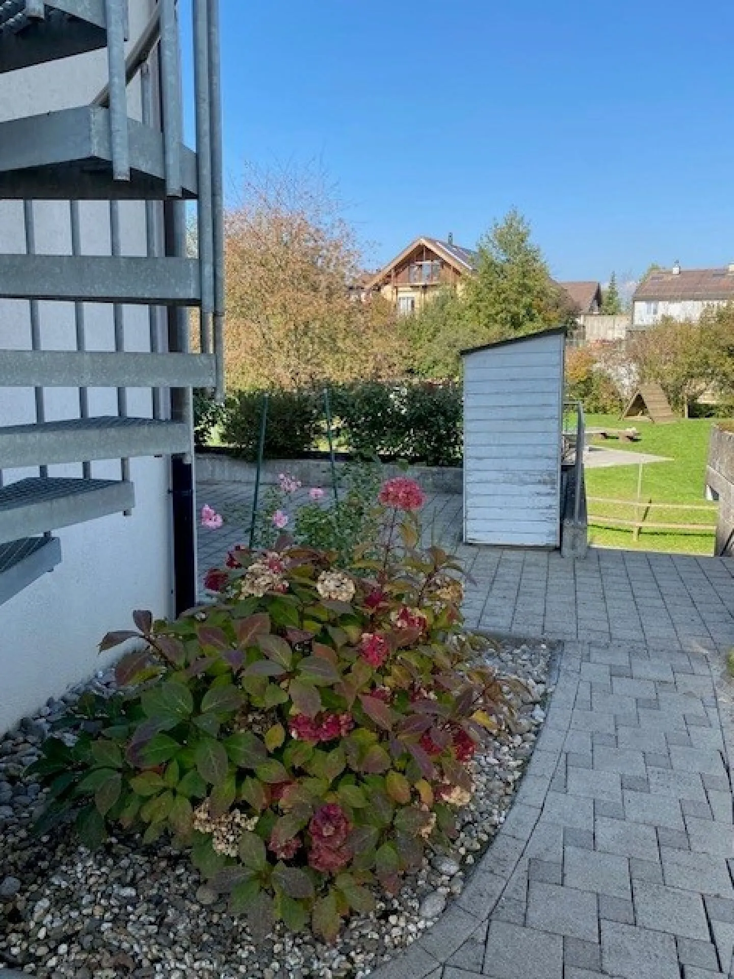 4.5 Zimmer Maisonette-Wohnung mit Reiheneinfamilienhaus-Charakter - Foto 4 von 27