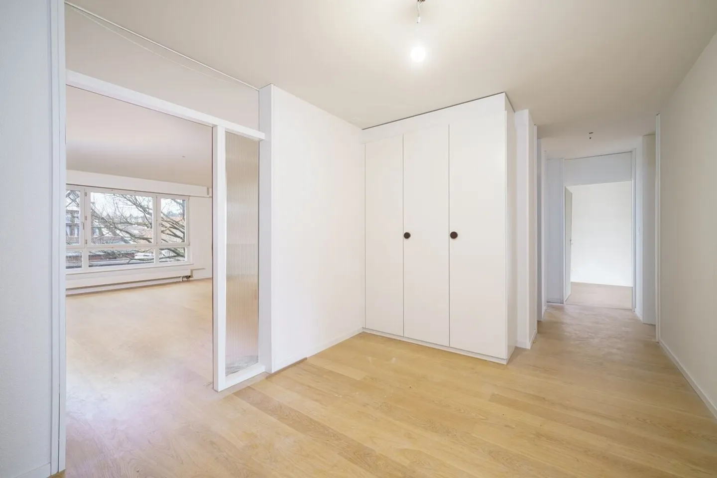 Ampio appartamento ristrutturato di 5,5 stanze con camino e balcone - Foto 2 di 10