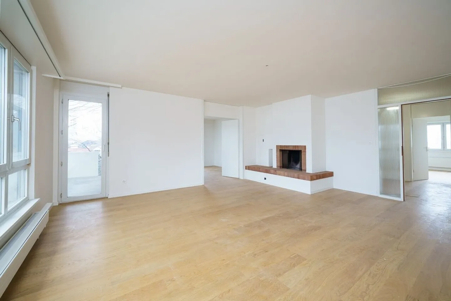 Ampio appartamento ristrutturato di 5,5 stanze con camino e balcone - Foto 4 di 10