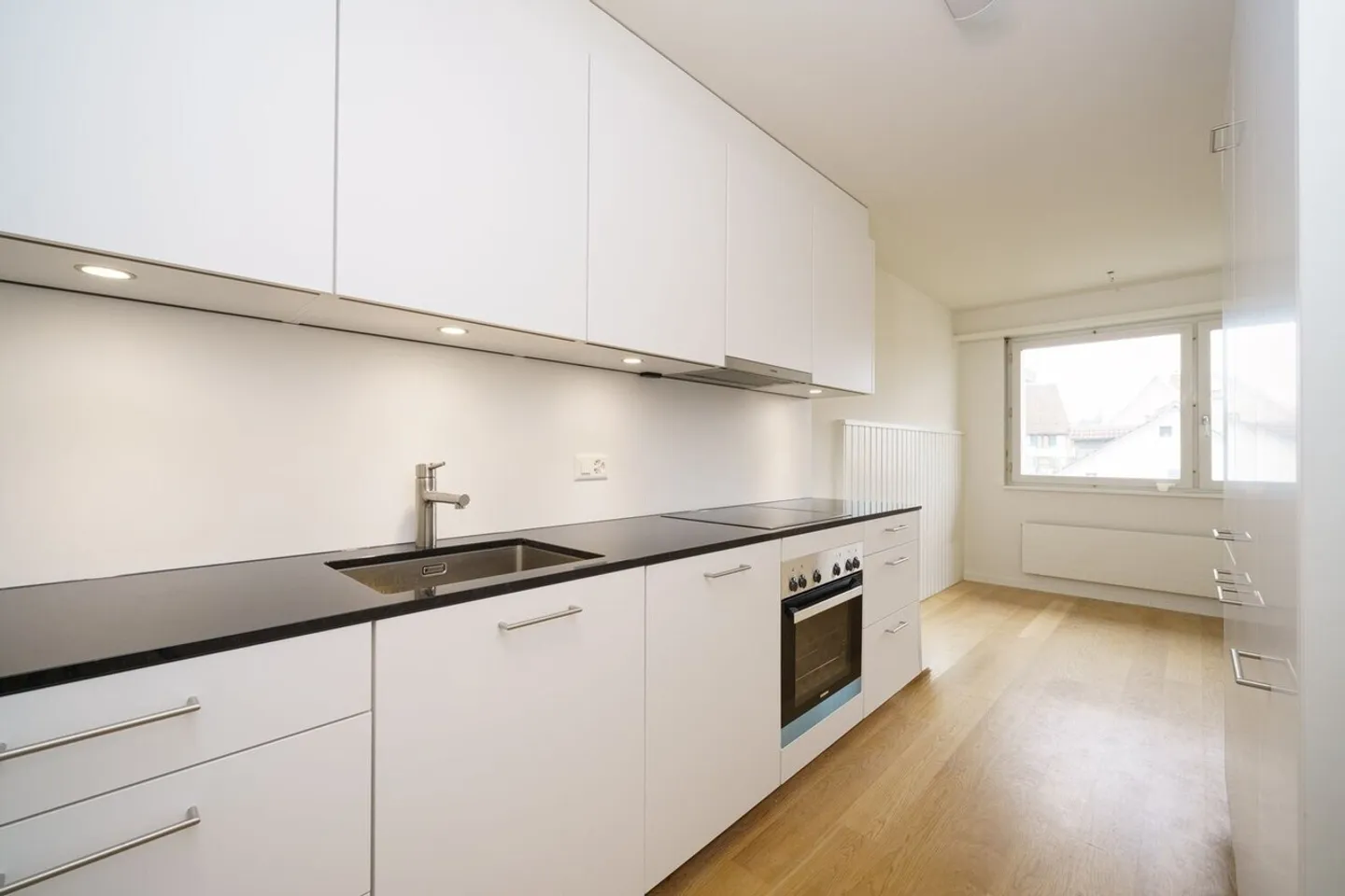 Ampio appartamento ristrutturato di 5,5 stanze con camino e balcone - Foto 5 di 10