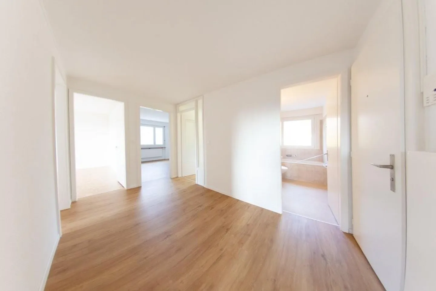 Appartement confortable de 4,5 pièces dans un emplacement pratique - Photo 3 sur 12