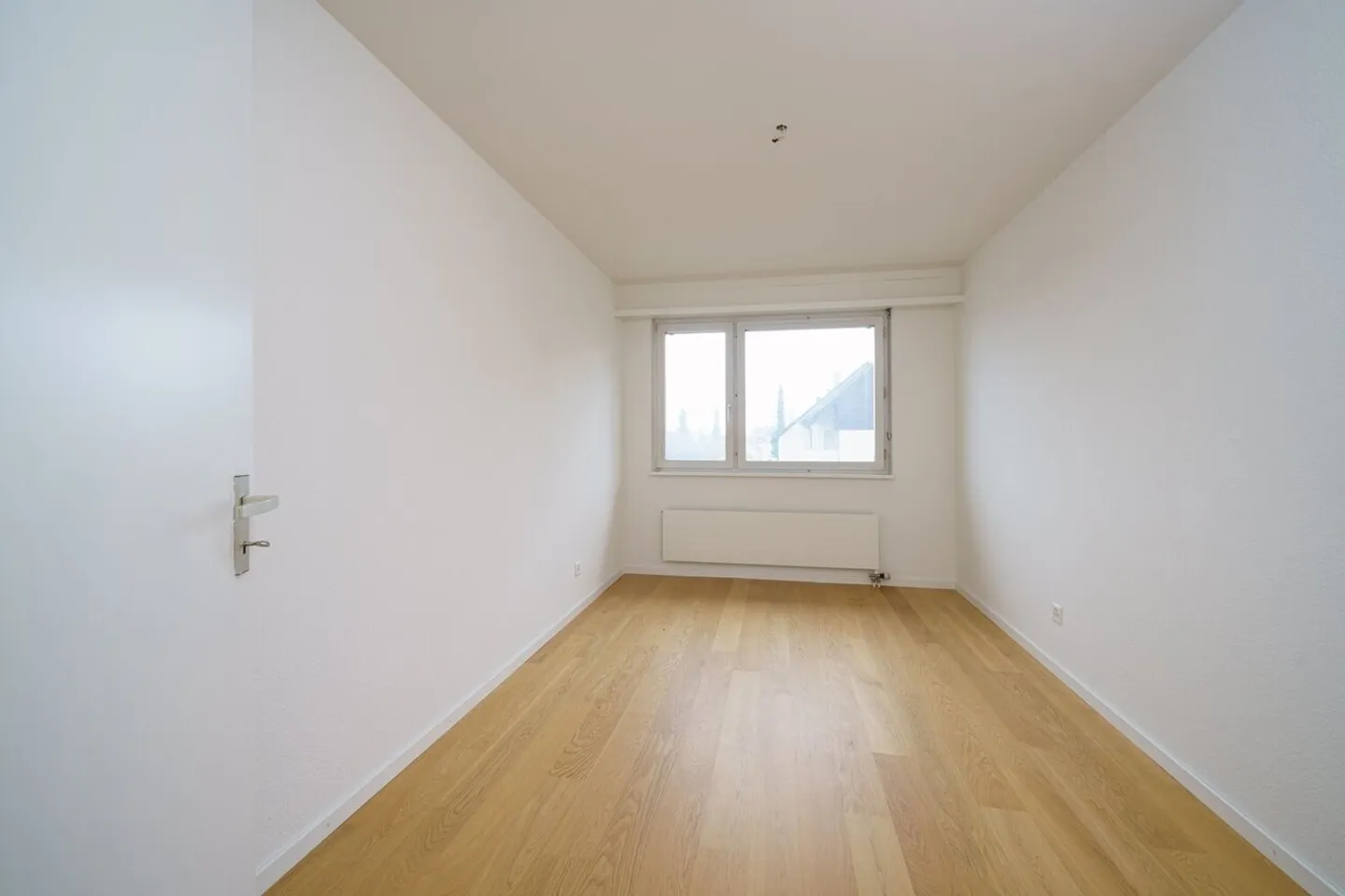 Ampio appartamento ristrutturato di 5,5 stanze con camino e balcone - Foto 7 di 10