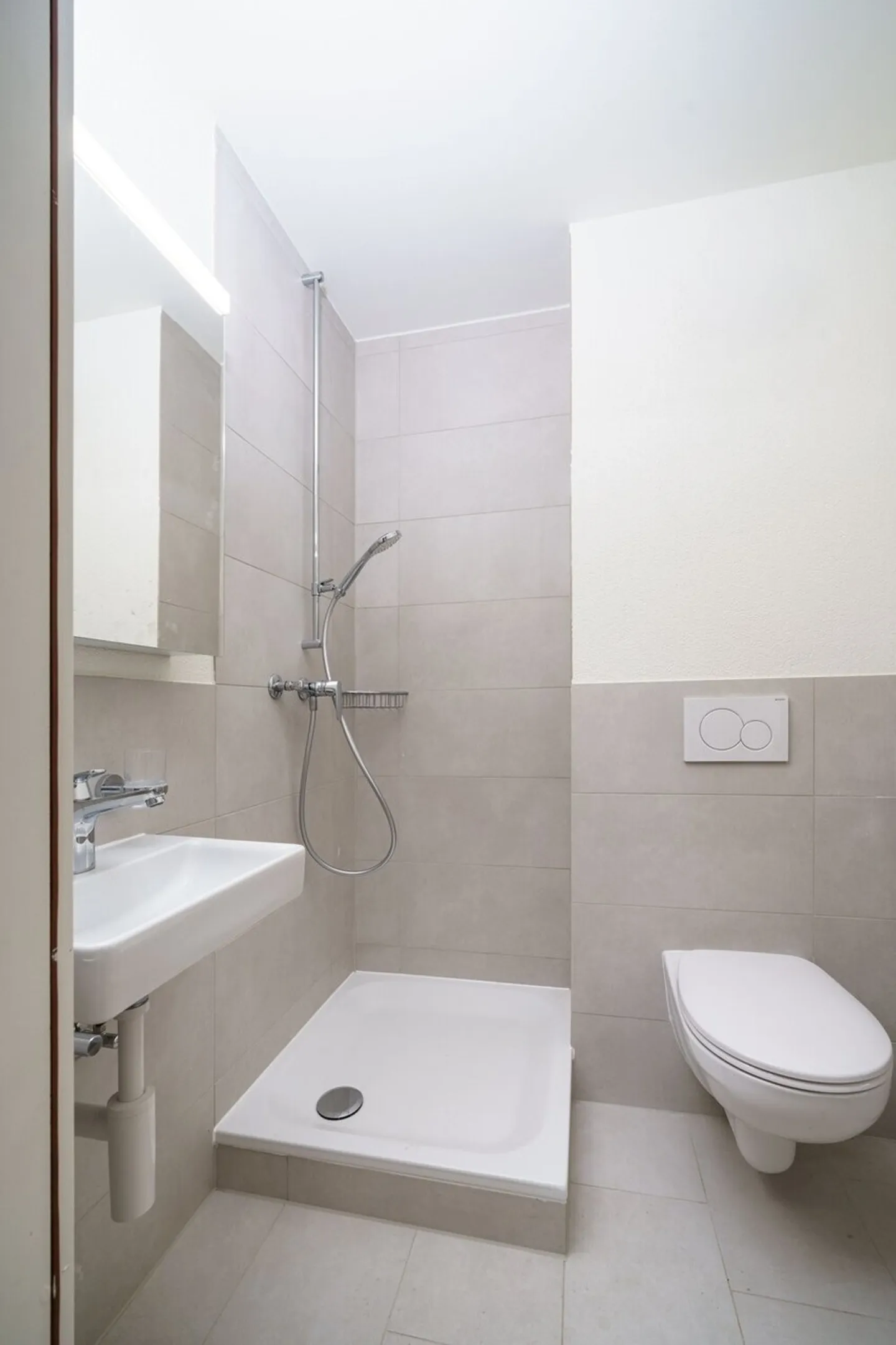 Ampio appartamento ristrutturato di 5,5 stanze con camino e balcone - Foto 8 di 10