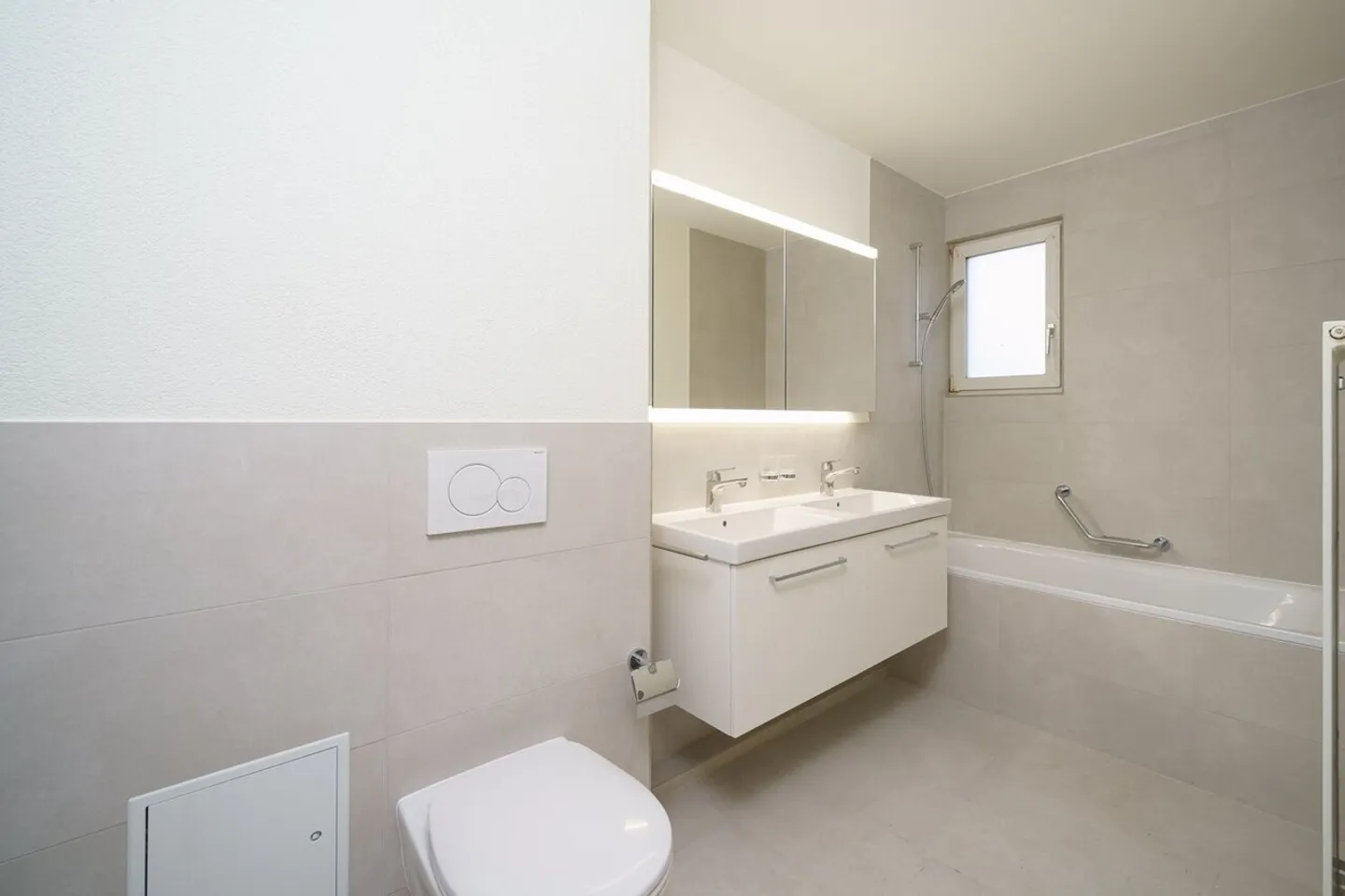 Ampio appartamento ristrutturato di 5,5 stanze con camino e balcone - Foto 9 di 10