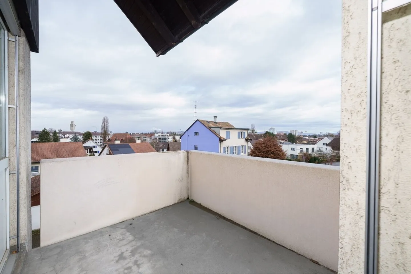 Ampio appartamento ristrutturato di 5,5 stanze con camino e balcone - Foto 10 di 10