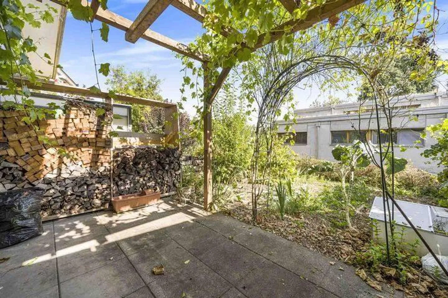 RACY TOWNHOUSE - FINALLY AFFORDABLE - Photo 7 of 8