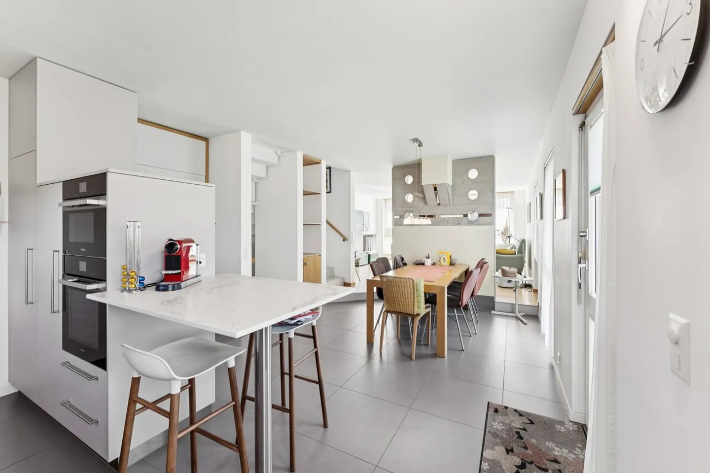 Beautiful house with ideal location - Photo 3 of 13