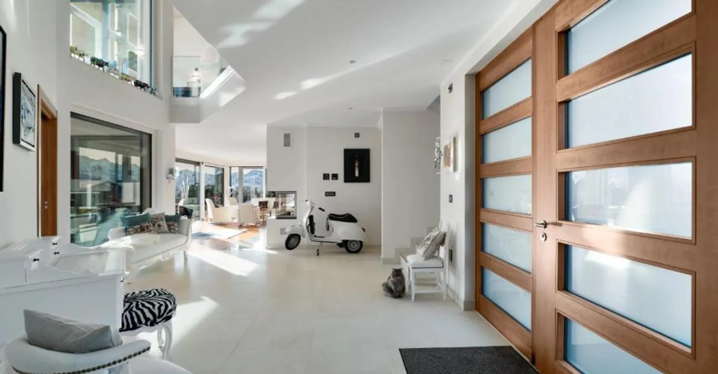 Luxury Chalet with Panoramic Views - Photo 2 of 12