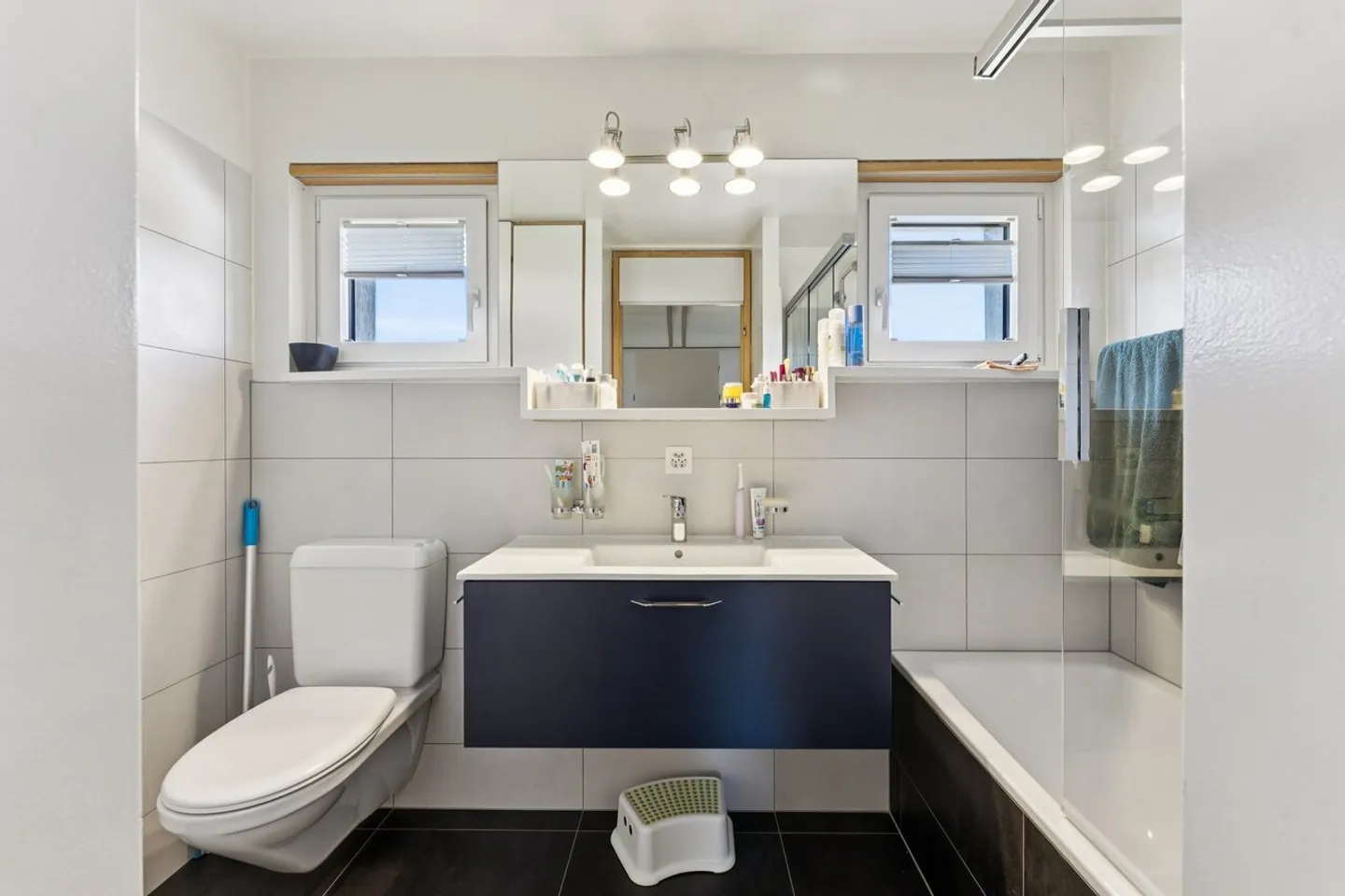 Beautiful house with ideal location - Photo 8 of 13