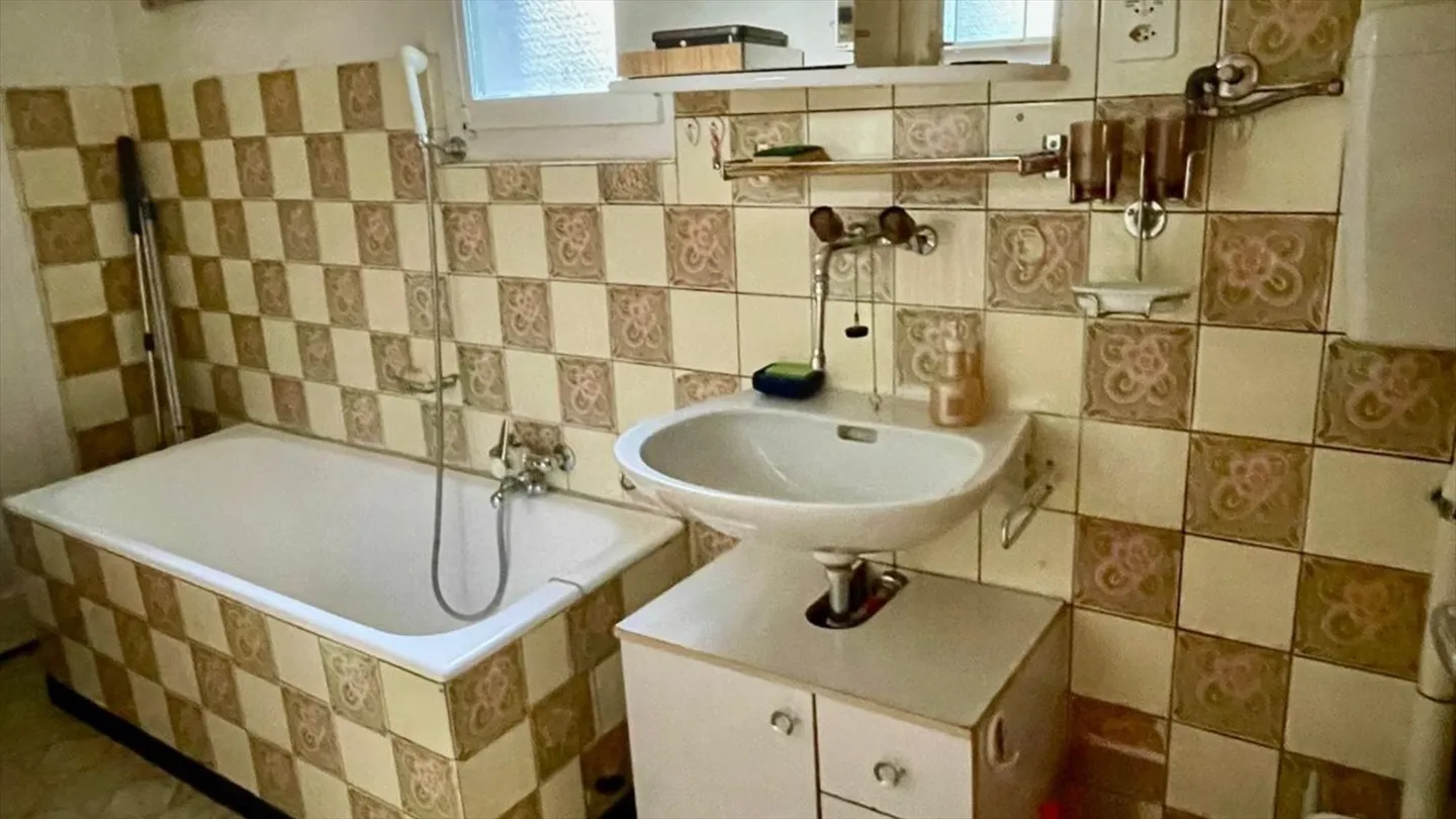 Casa in stile villaggio da ristrutturare - Fascino, volume e potenziale - Foto 7 di 12