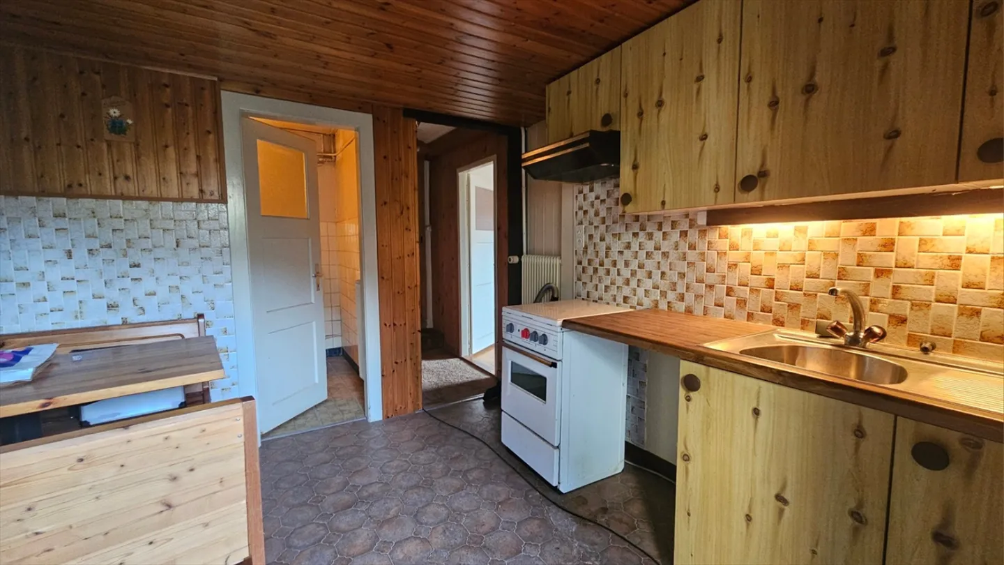 Casa in stile villaggio da ristrutturare - Fascino, volume e potenziale - Foto 8 di 12