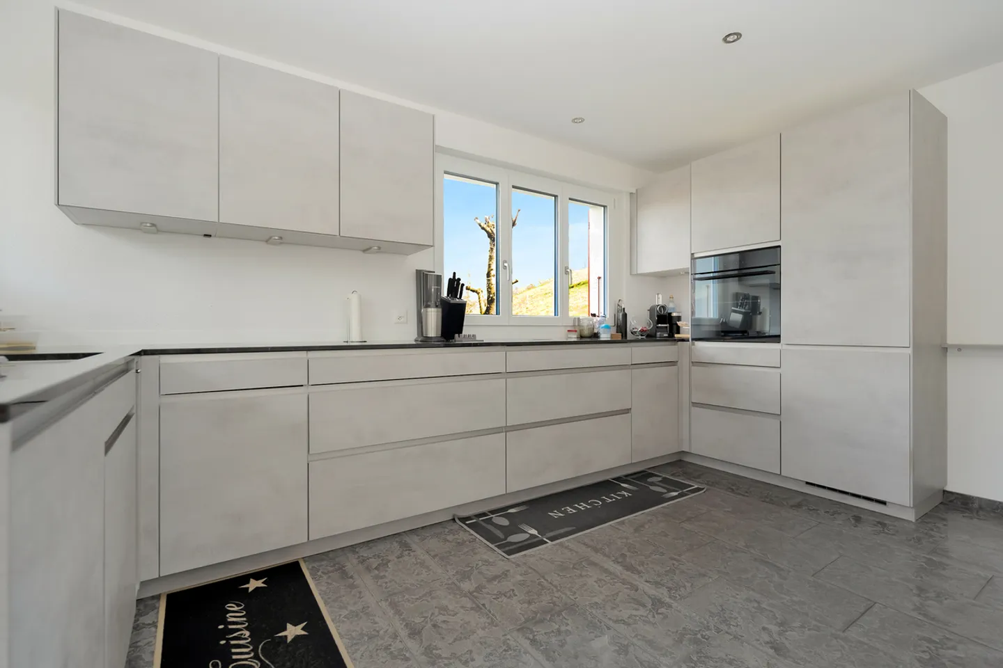 Casa bifamiliare con grande giardino e appartamento - Foto 6 di 12