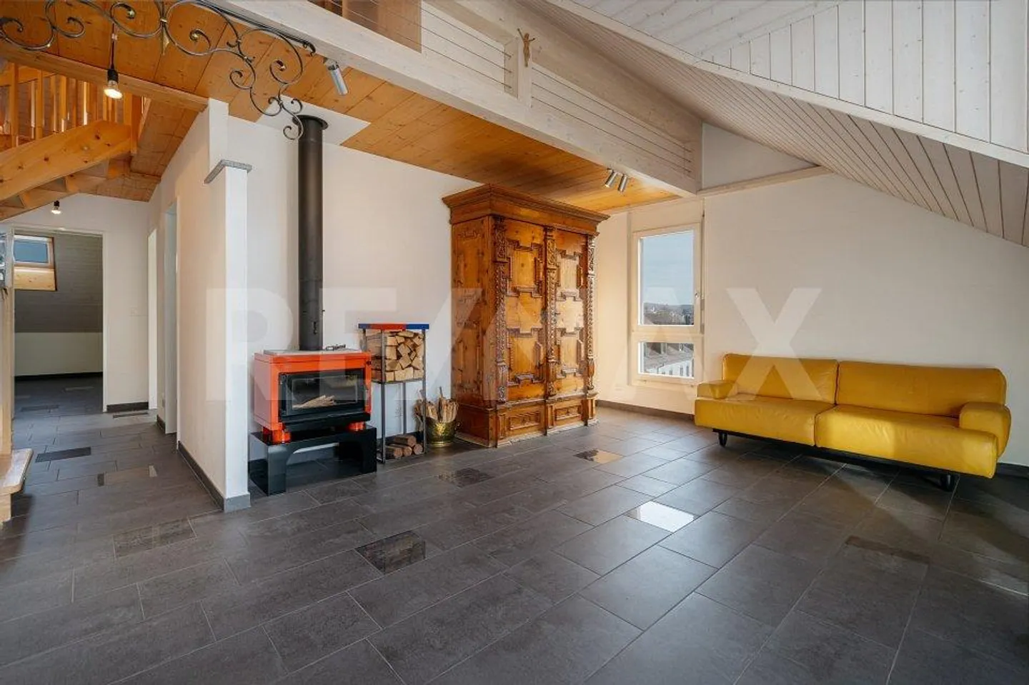 Ideale Lage in Niederurdorf: charmantes Dachwohnen auf zwei Etagen - Foto 2 von 13