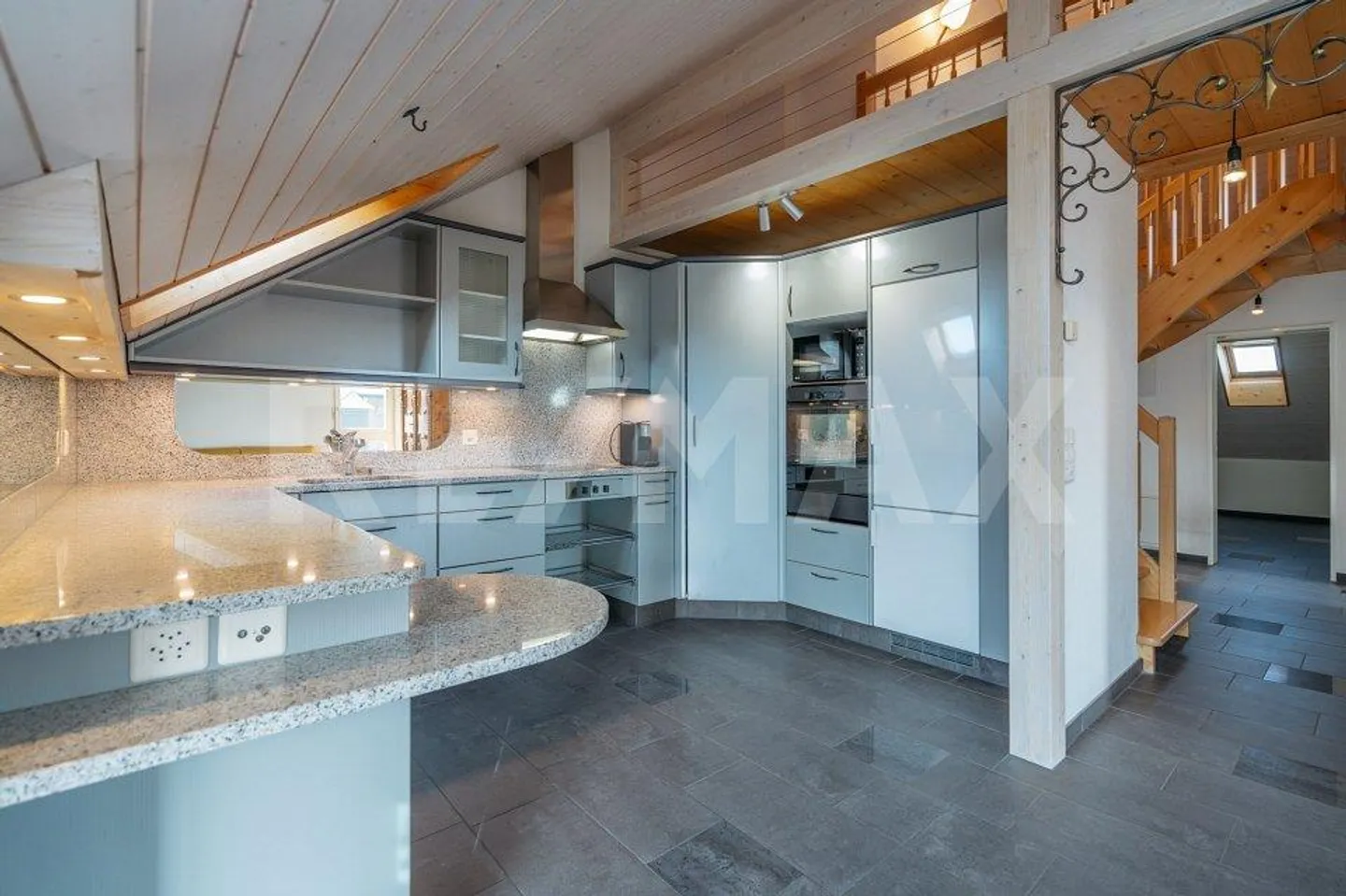 Ideale Lage in Niederurdorf: charmantes Dachwohnen auf zwei Etagen - Foto 3 von 13