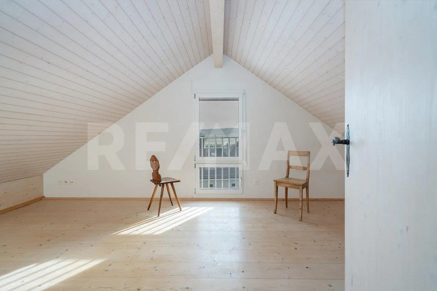 Ideale Lage in Niederurdorf: charmantes Dachwohnen auf zwei Etagen - Foto 13 von 13