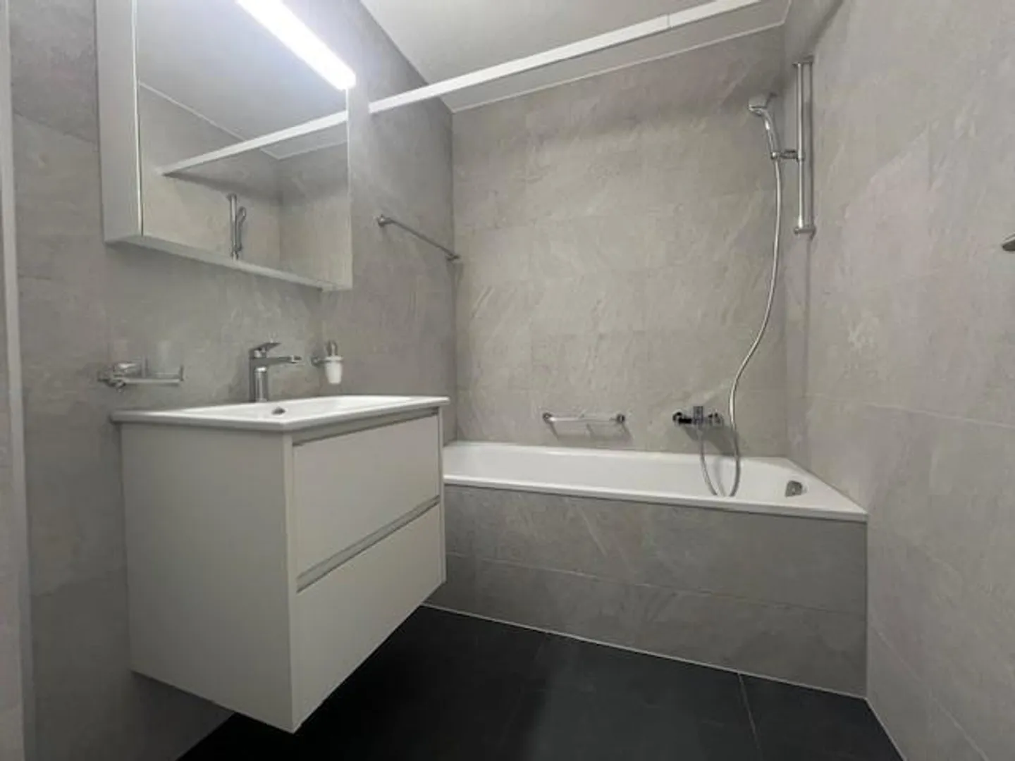 In affitto a Büetigen: appartamento ristrutturato di 4,5 locali con giardino - Foto 8 di 9