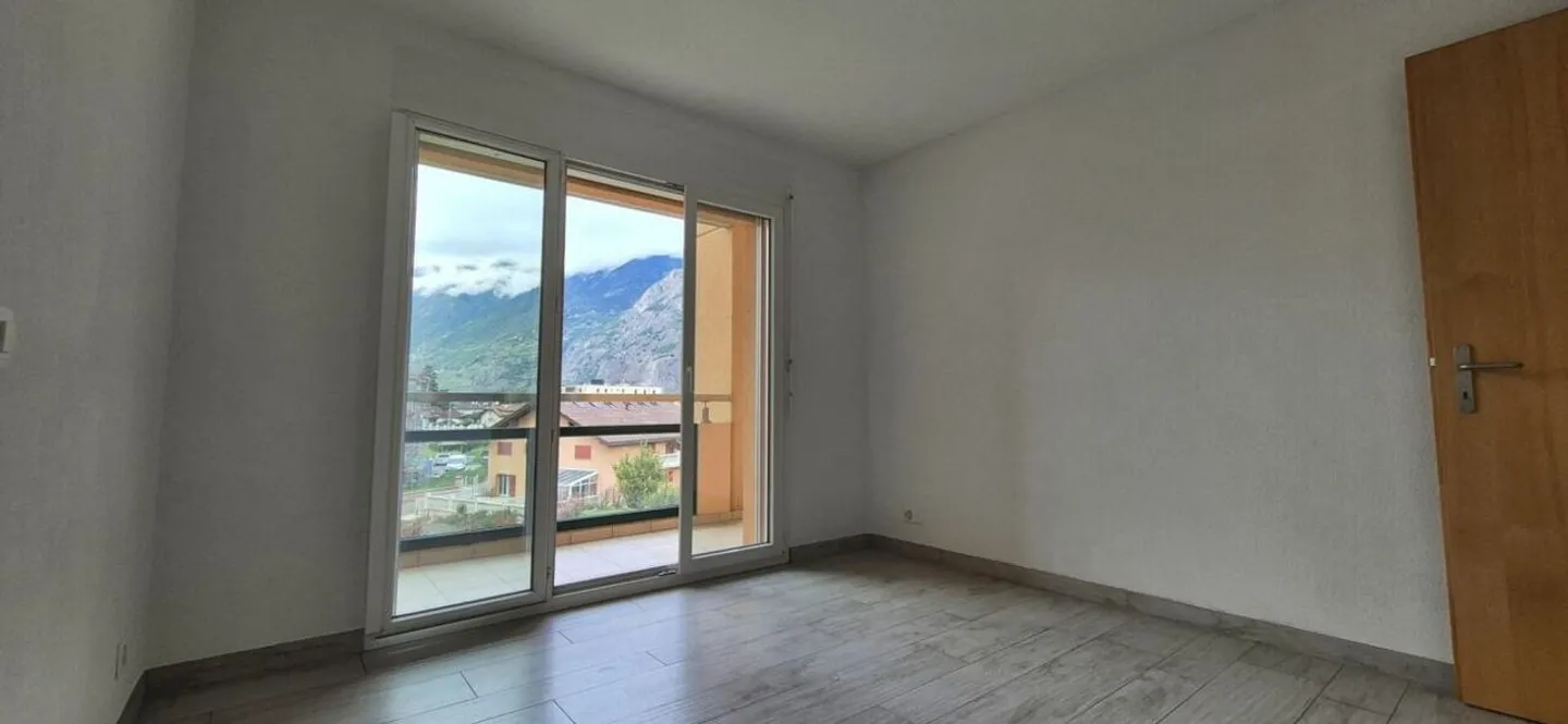 spazioso appartamento luminoso di 2,5 locali con due posti auto e loggia - Foto 2 di 7
