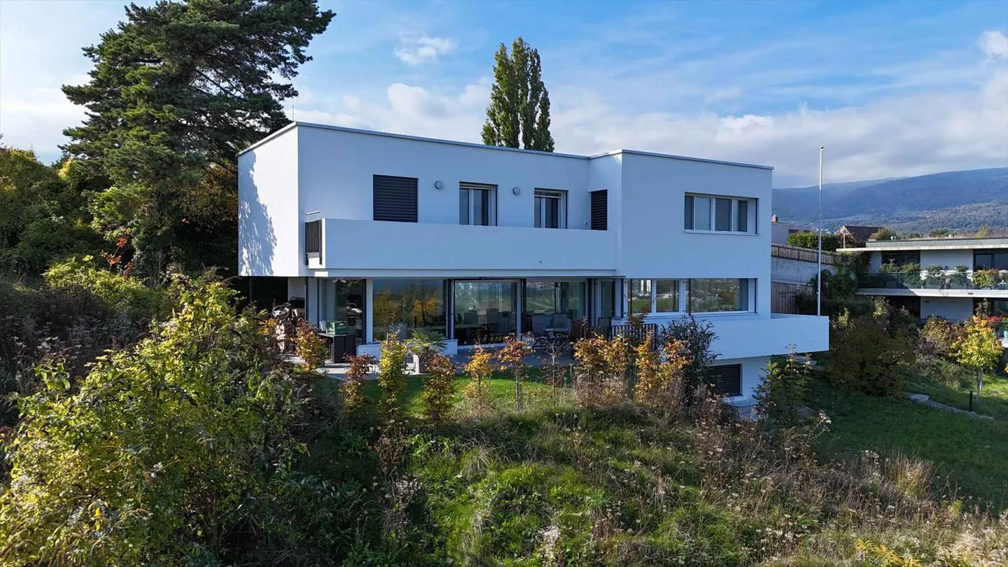 Einfamilienhaus mit 6.5 Zimmern und anliegendem Baugrund - Foto 1 di 10