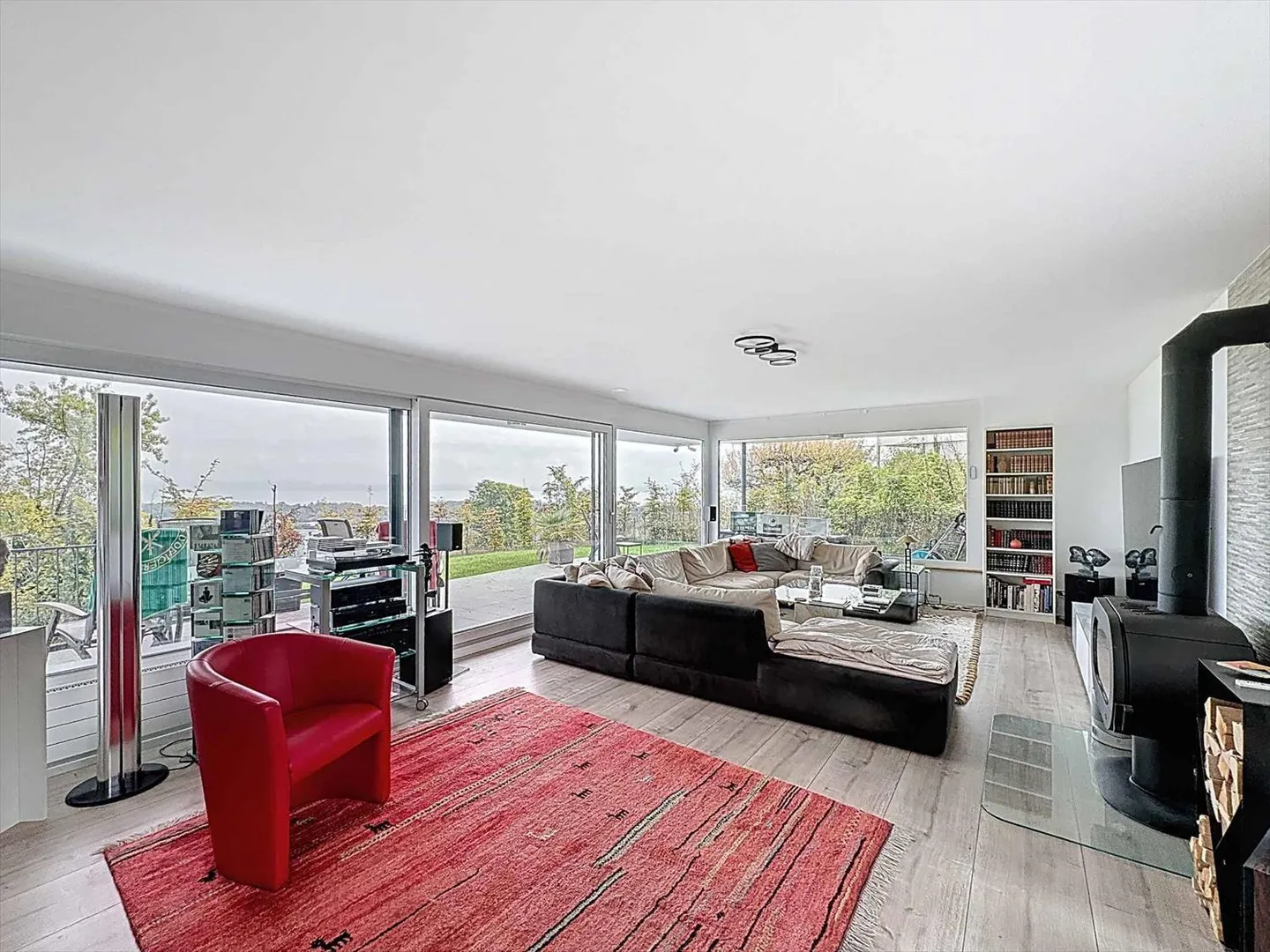 Einfamilienhaus mit 6.5 Zimmern und anliegendem Baugrund - Foto 2 di 10