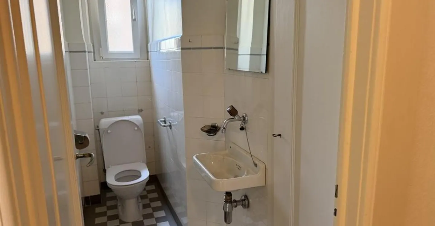 Beautiful 4-room apartment ideally located, close to the train station - Photo 4 of 9