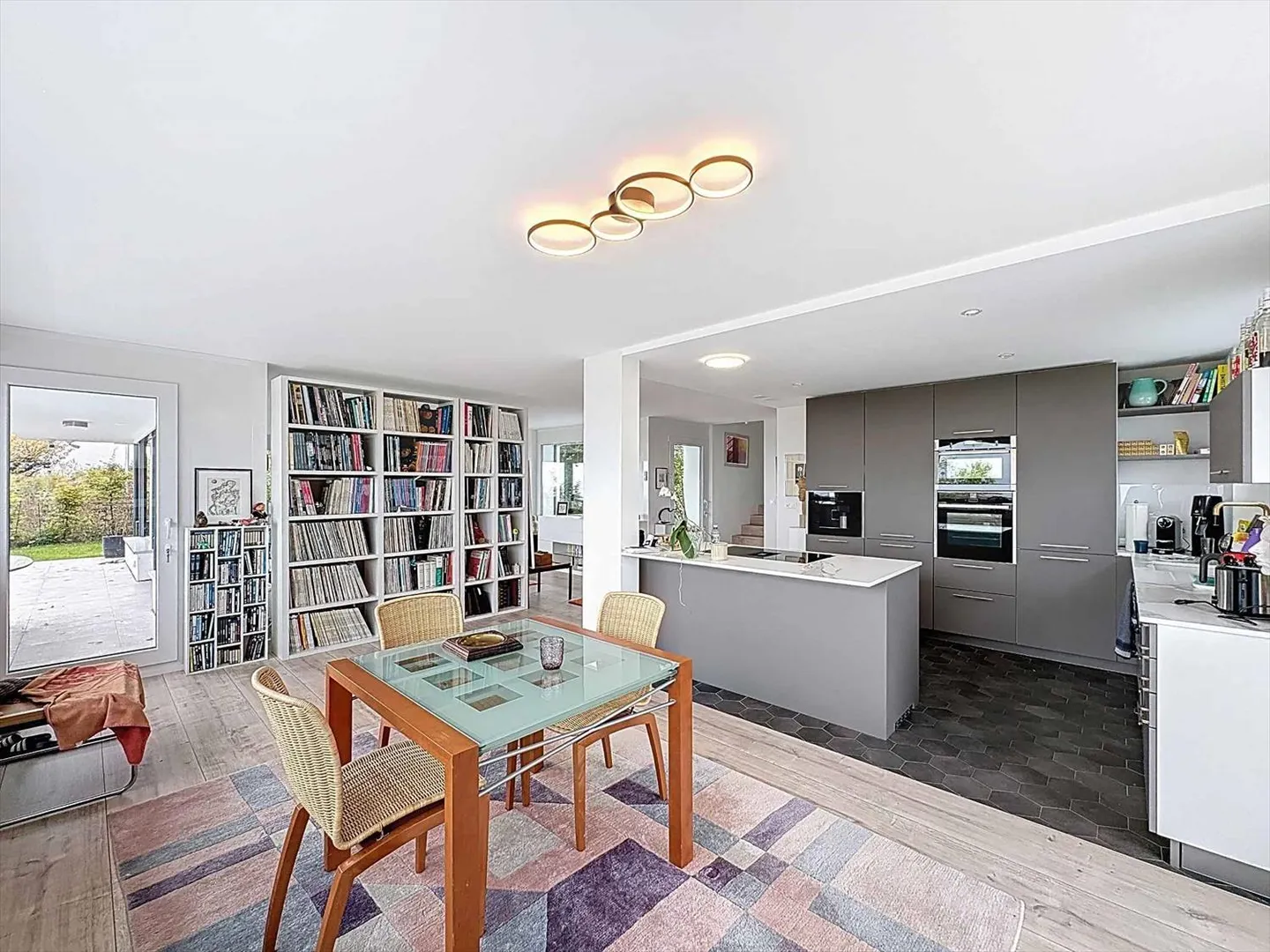 Einfamilienhaus mit 6.5 Zimmern und anliegendem Baugrund - Foto 4 di 10