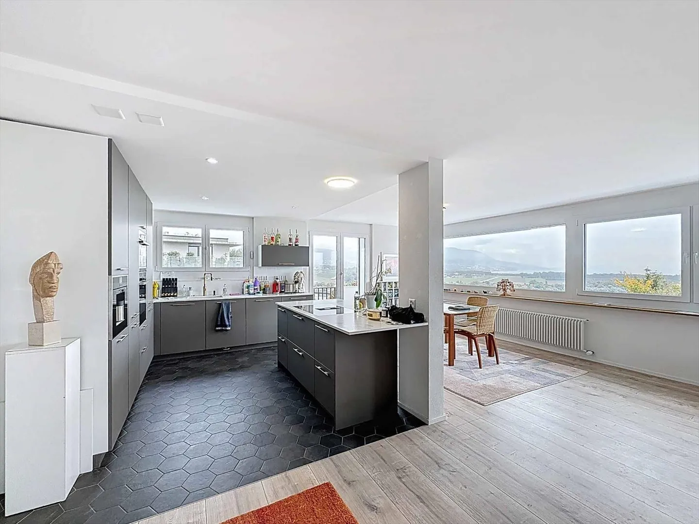 Einfamilienhaus mit 6.5 Zimmern und anliegendem Baugrund - Foto 5 di 10