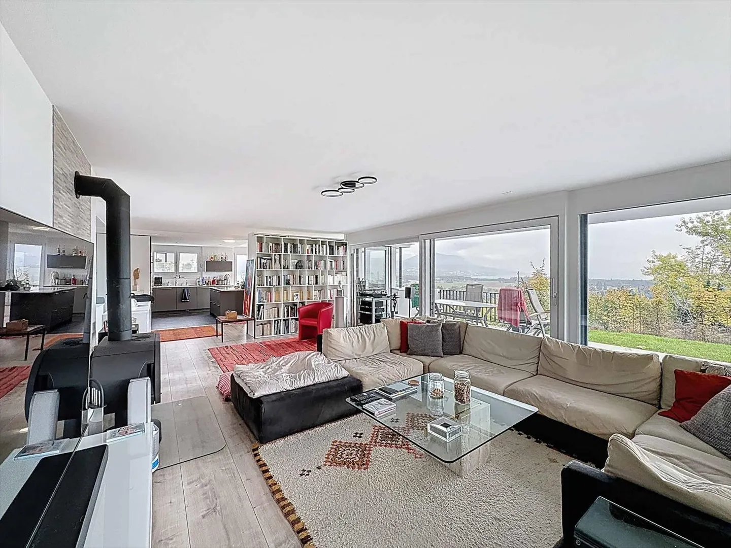 Einfamilienhaus mit 6.5 Zimmern und anliegendem Baugrund - Foto 3 di 10