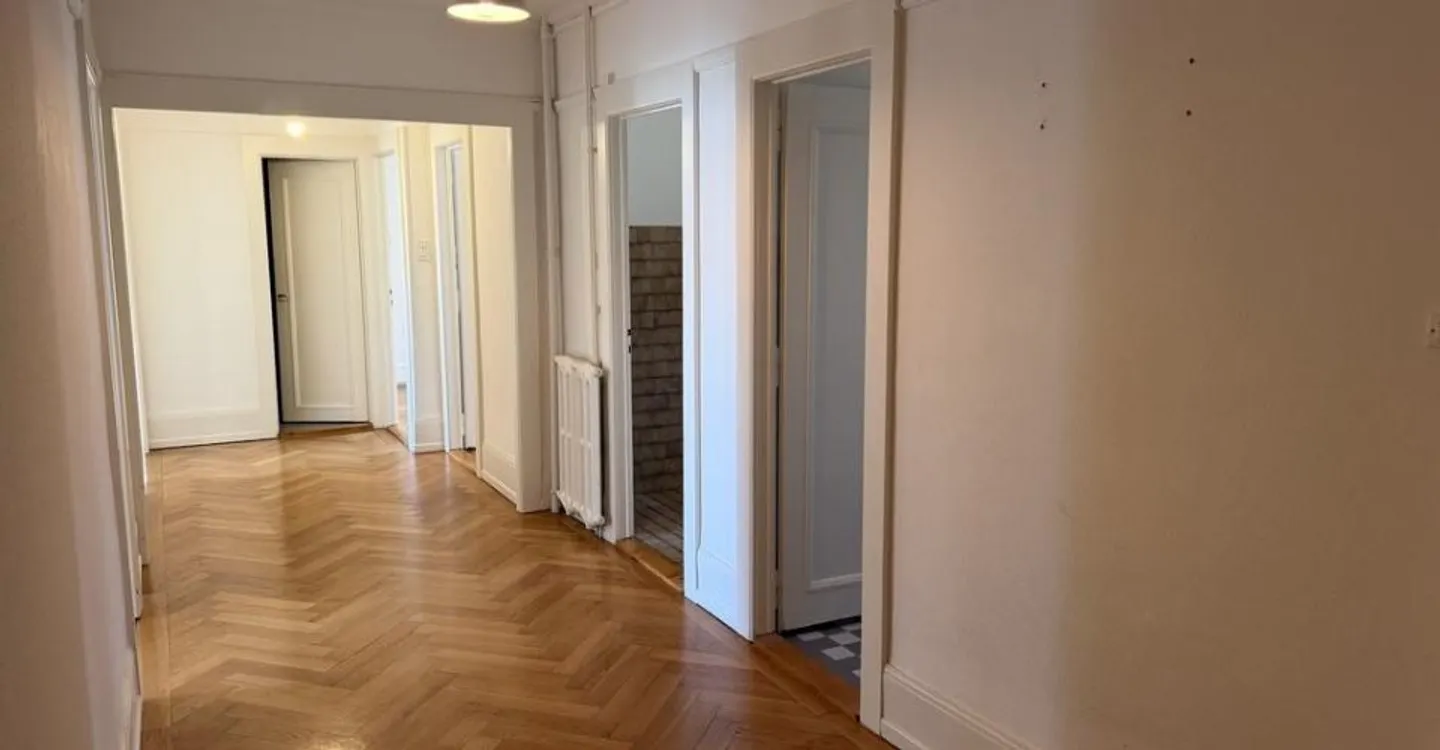 Beautiful 4-room apartment ideally located, close to the train station - Photo 3 of 9