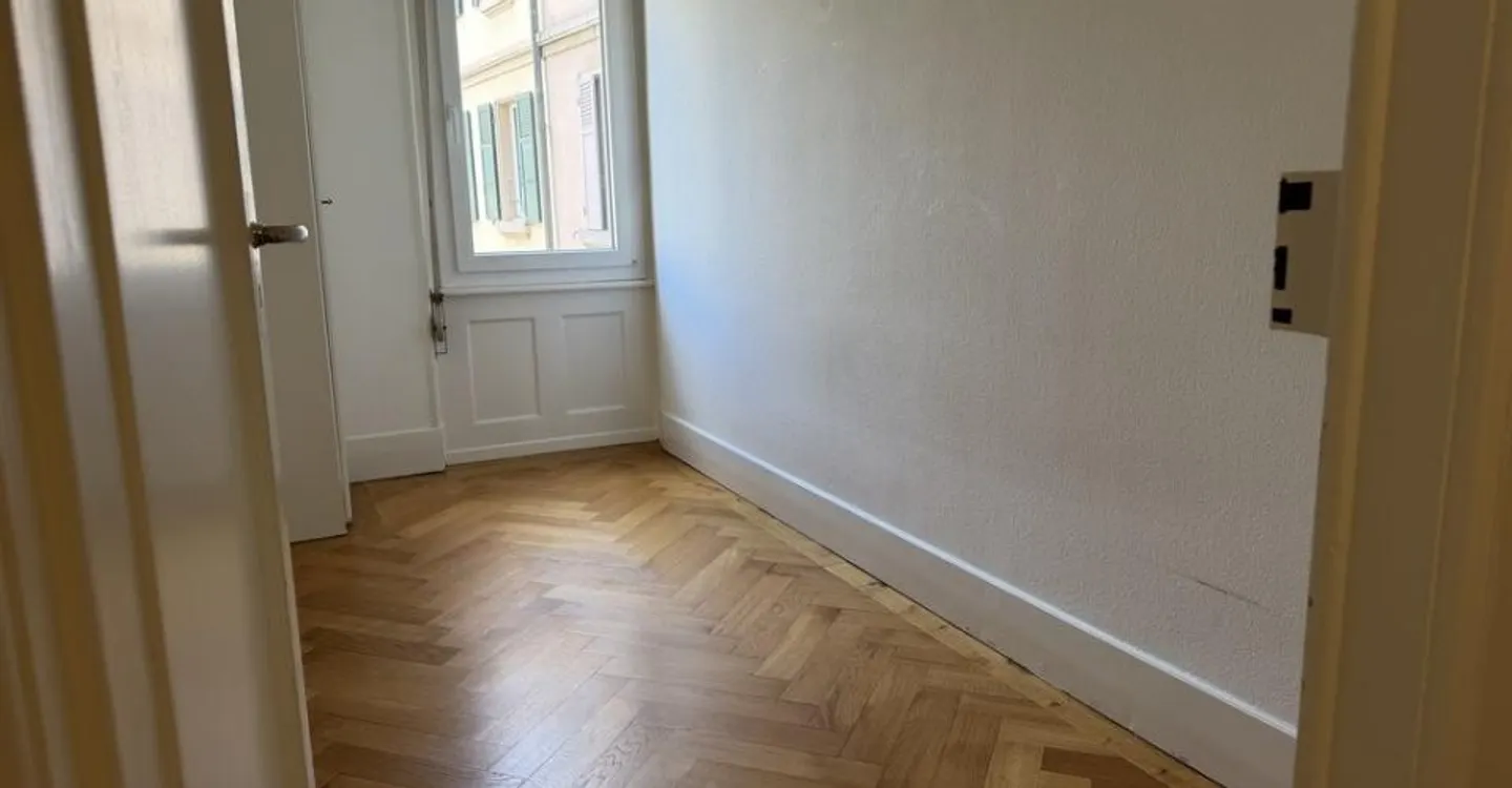 Beautiful 4-room apartment ideally located, close to the train station - Photo 7 of 9