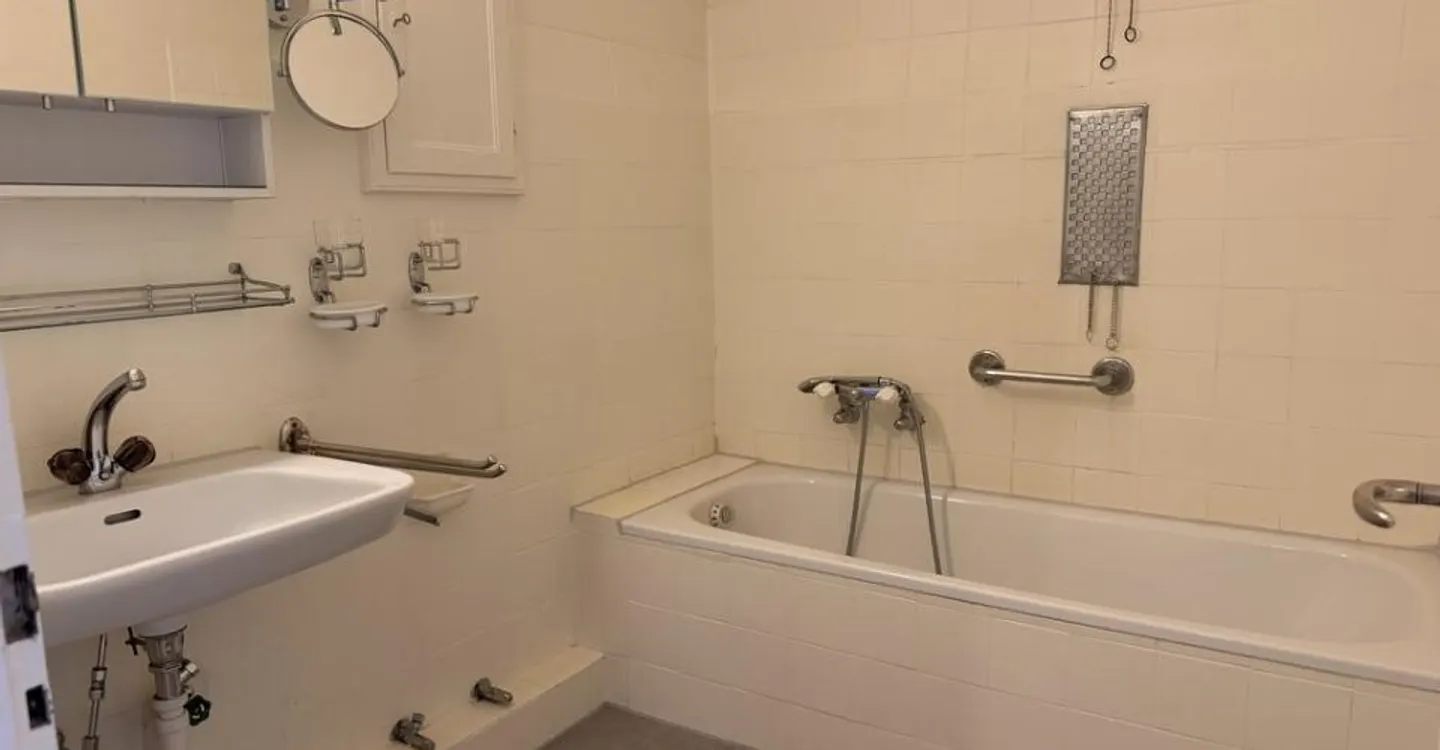 Beautiful 4-room apartment ideally located, close to the train station - Photo 8 of 9