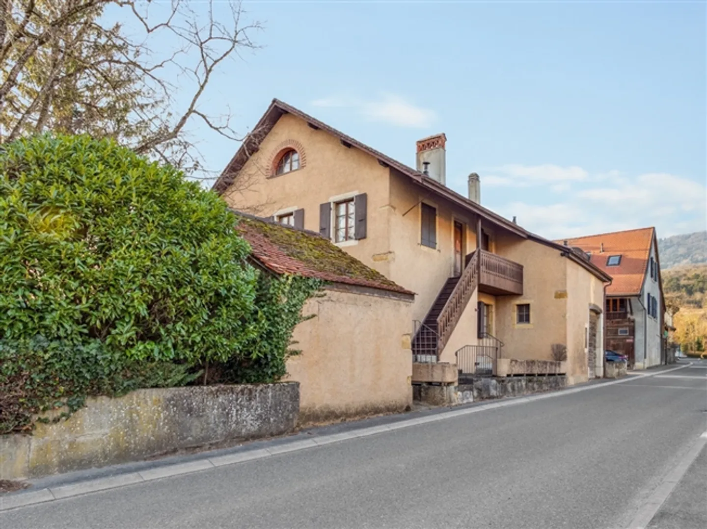 Spacious property in Champagne with house, guest house, and garden - Photo 2 of 15