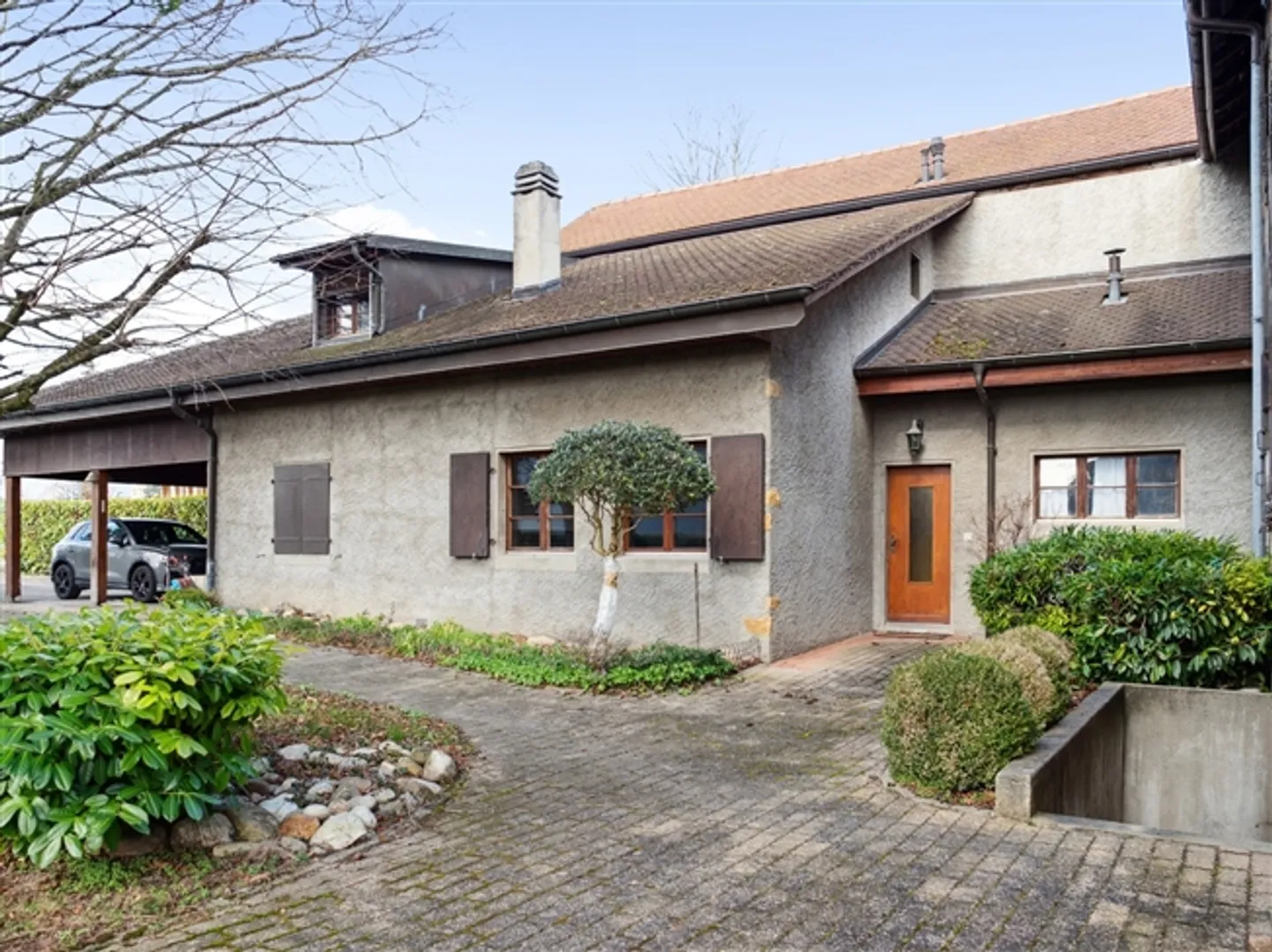 Spacious property in Champagne with house, guest house, and garden - Photo 1 of 15