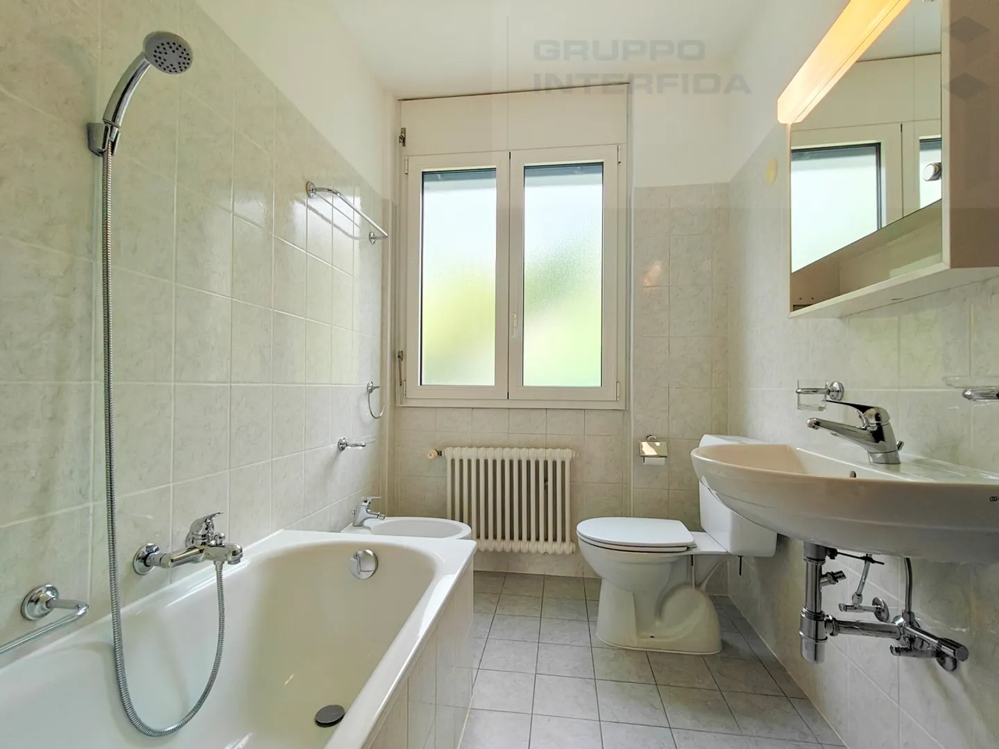 BÂTIMENT RÉSIDENTIEL STABLE AVEC 5 UNITÉS POUR REVENUS - Photo 7 sur 9