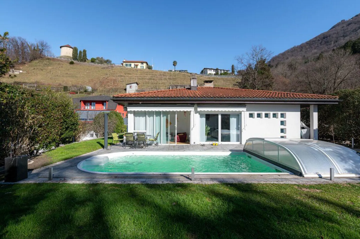 Casa unifamiliare in stile mediterraneo con piscina - Foto 1 di 16