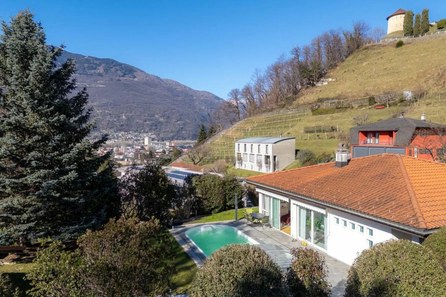 Casa unifamiliare in stile mediterraneo con piscina - Foto 2 di 16
