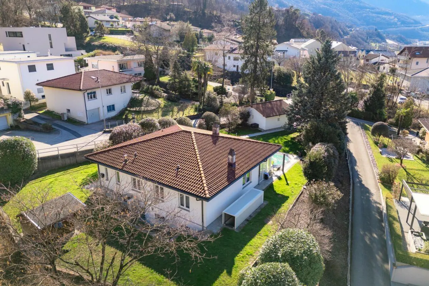 Casa unifamiliare in stile mediterraneo con piscina - Foto 3 di 16