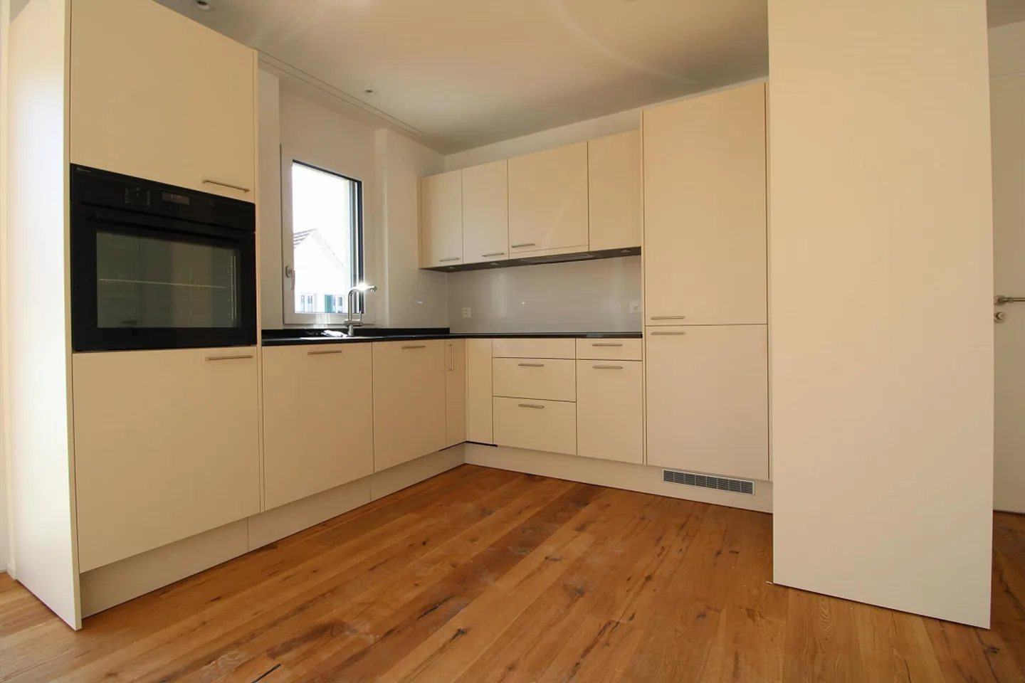 Bright & modern 2.5 room apartment with large balcony - Photo 3 of 8