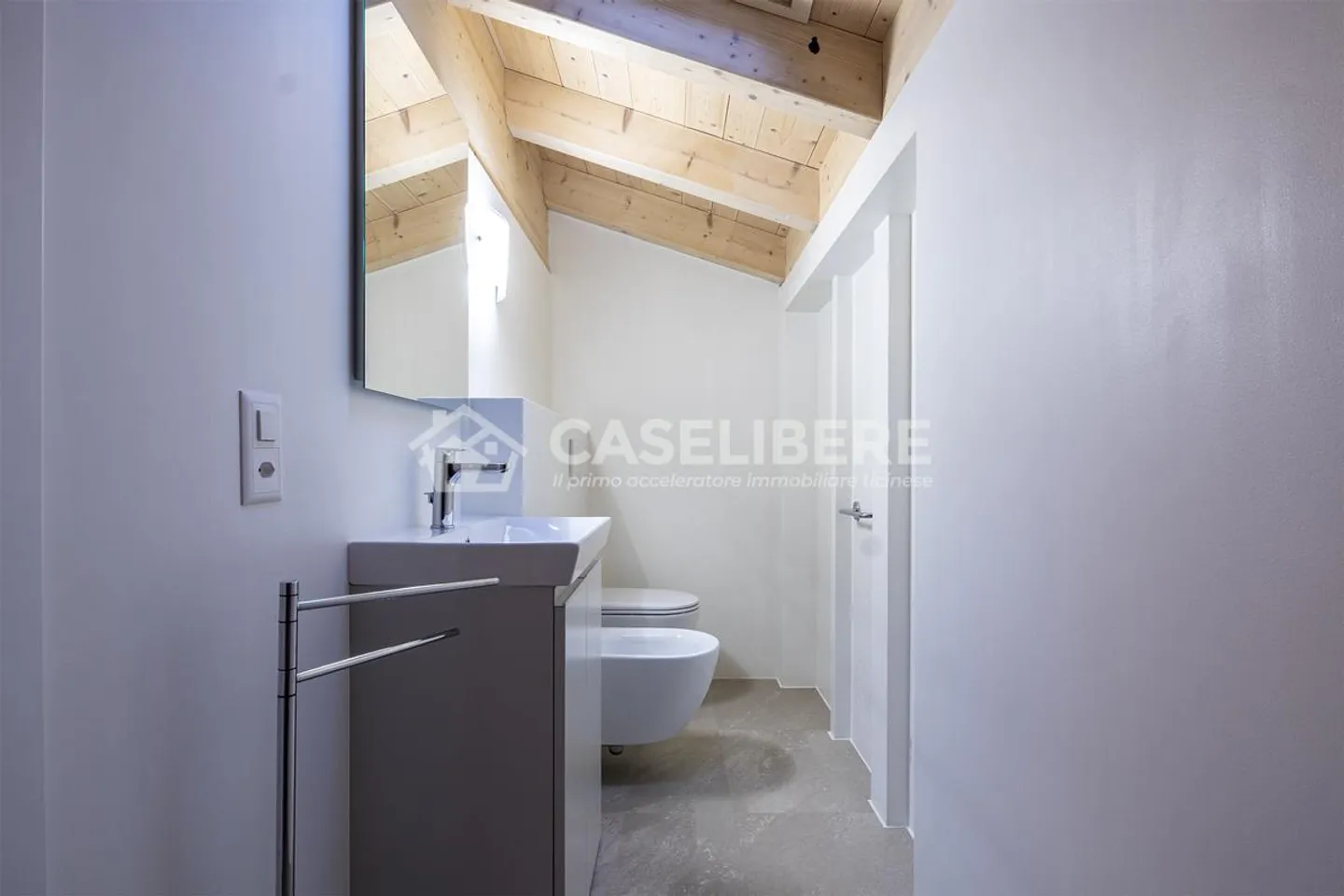 SINGLE-FAMILY HOUSE WITH SPECTACULAR VIEW - Photo 13 of 19