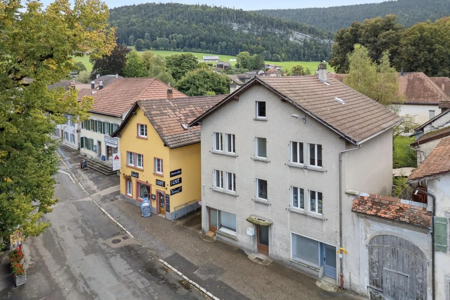 House in the city center of Môtiers, ideal for a large family - Photo 2 of 13