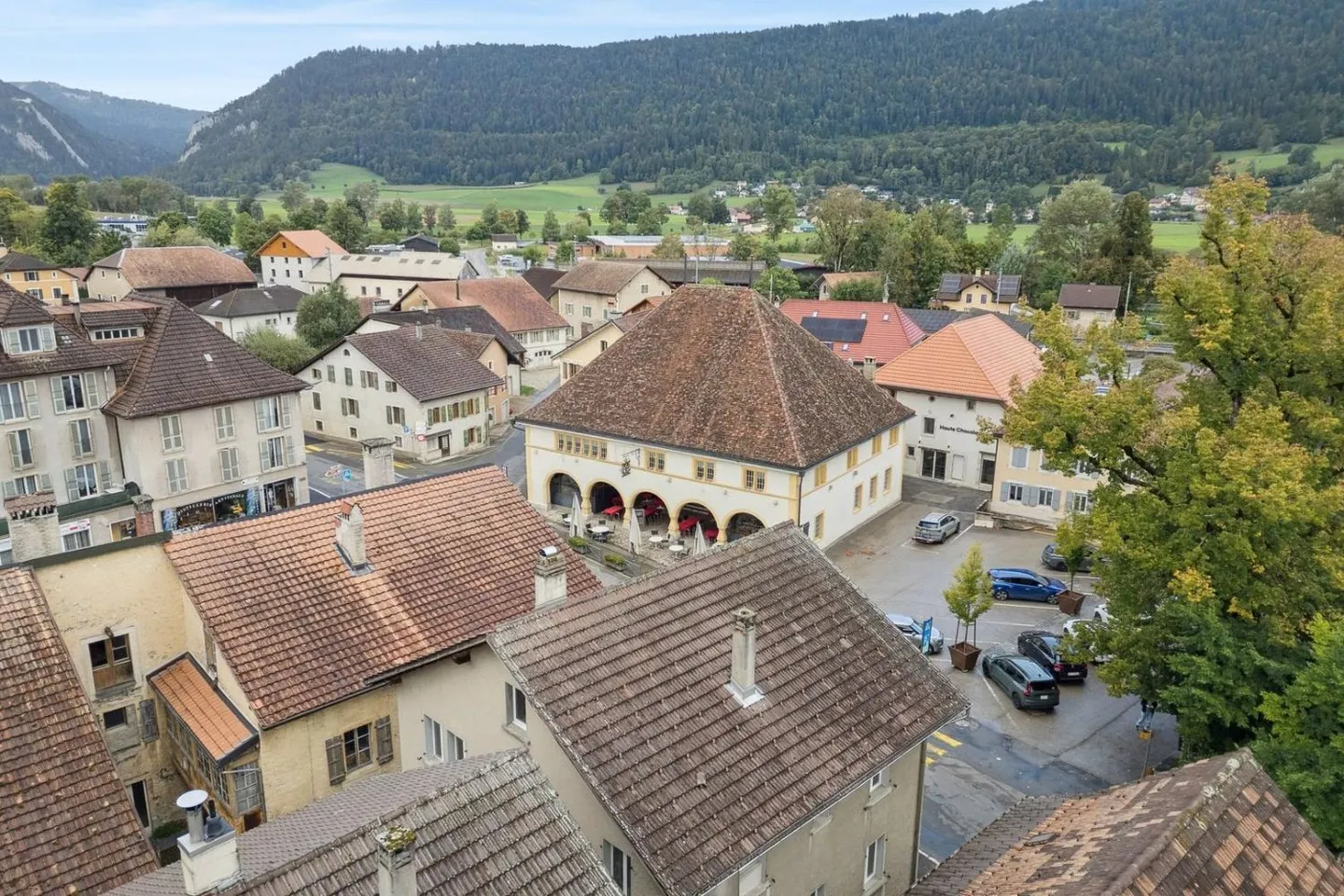 House in the city center of Môtiers, ideal for a large family - Photo 3 of 13