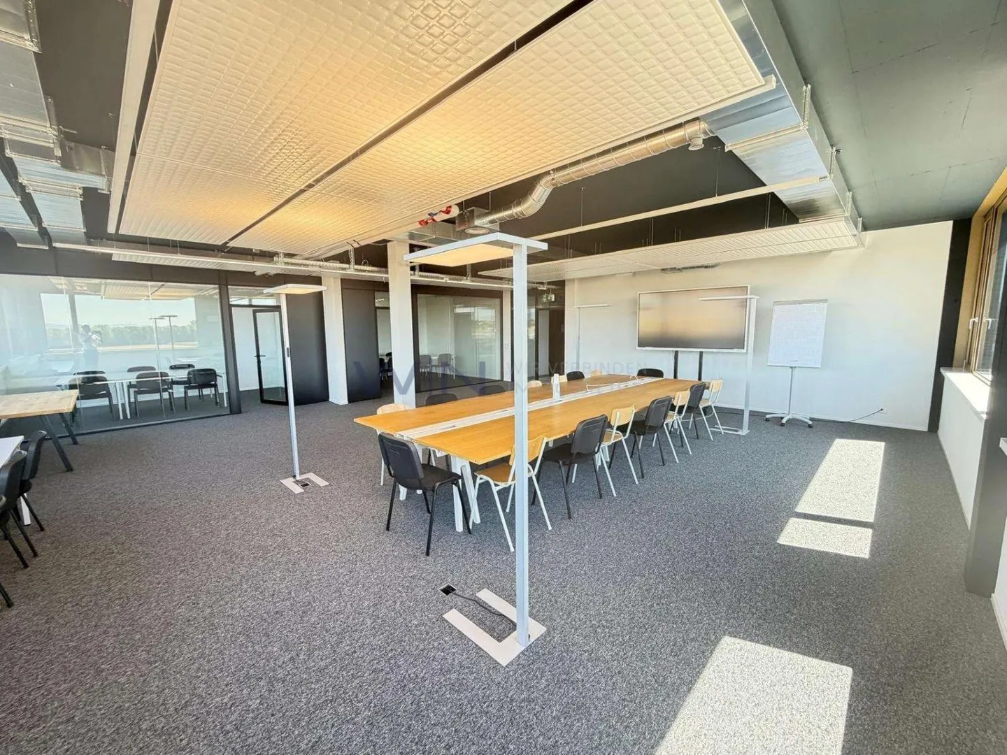 Modern office spaces for flexible rental - Photo 9 of 12