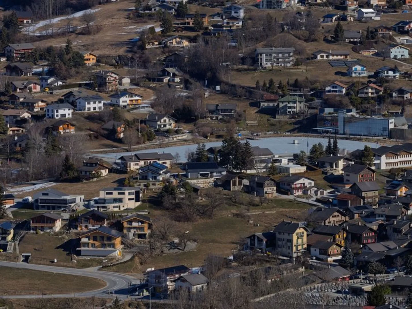 Luxuriöse Villa nur wenige Schritte vom Dorf Lens entfernt, atemberaubende Aussicht - Foto 2 von 5