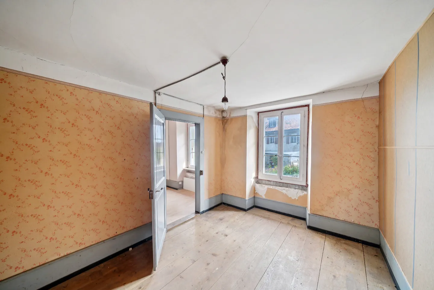 Mixed-use building for sale - Photo 14 of 18