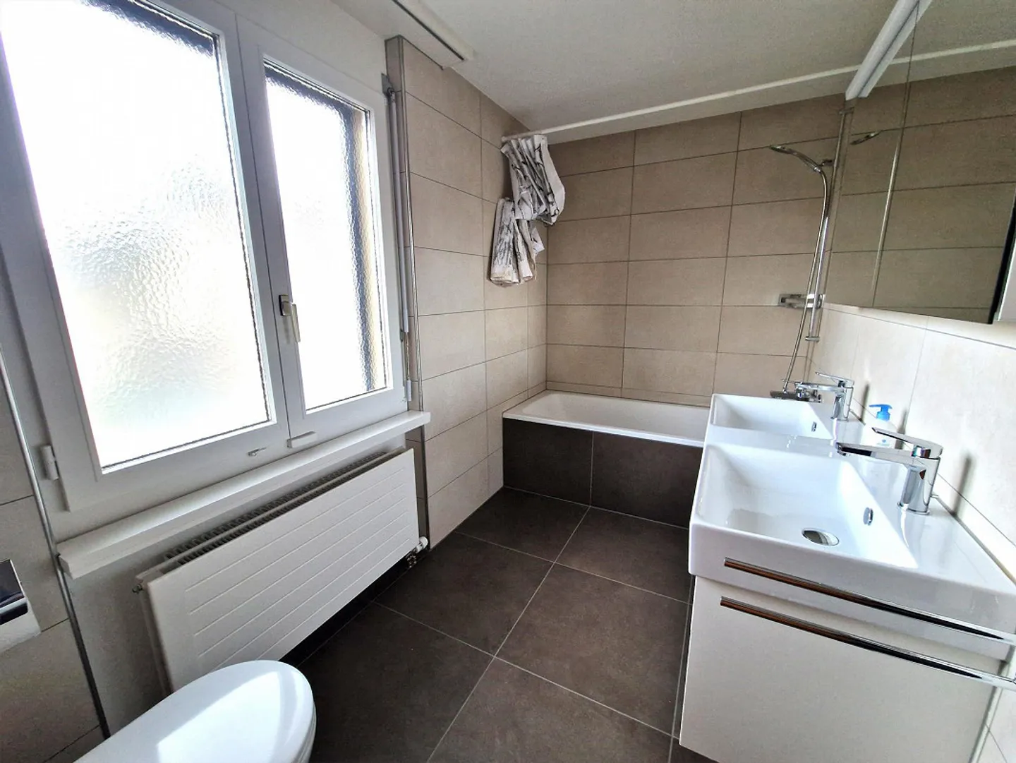 Charmante maison individuelle de 4,5 pièces avec jardin et garage à Eglisau - Photo 6 sur 12