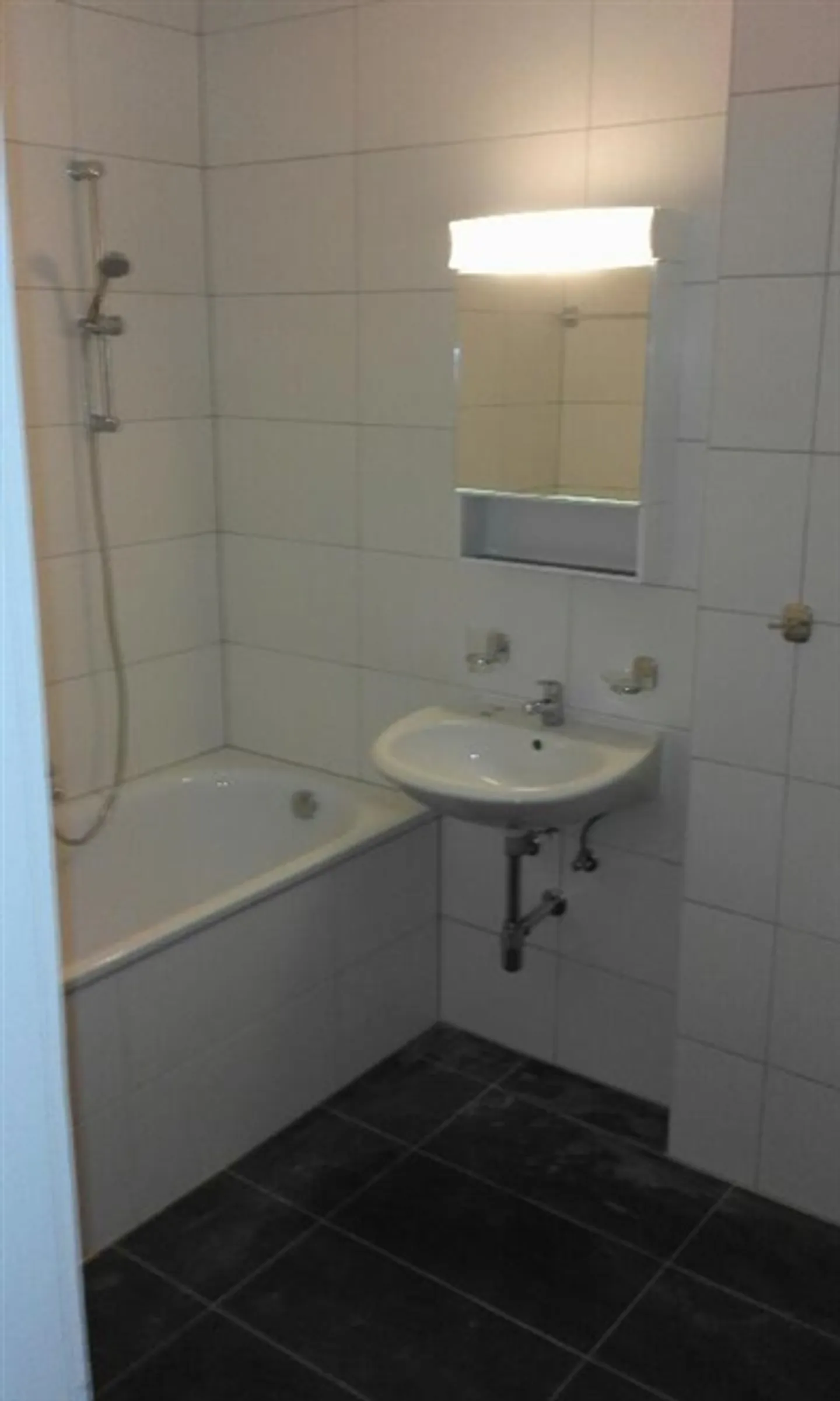 Grand appartement de 3 pièces au premier étage avec balcon - Photo 8 sur 8