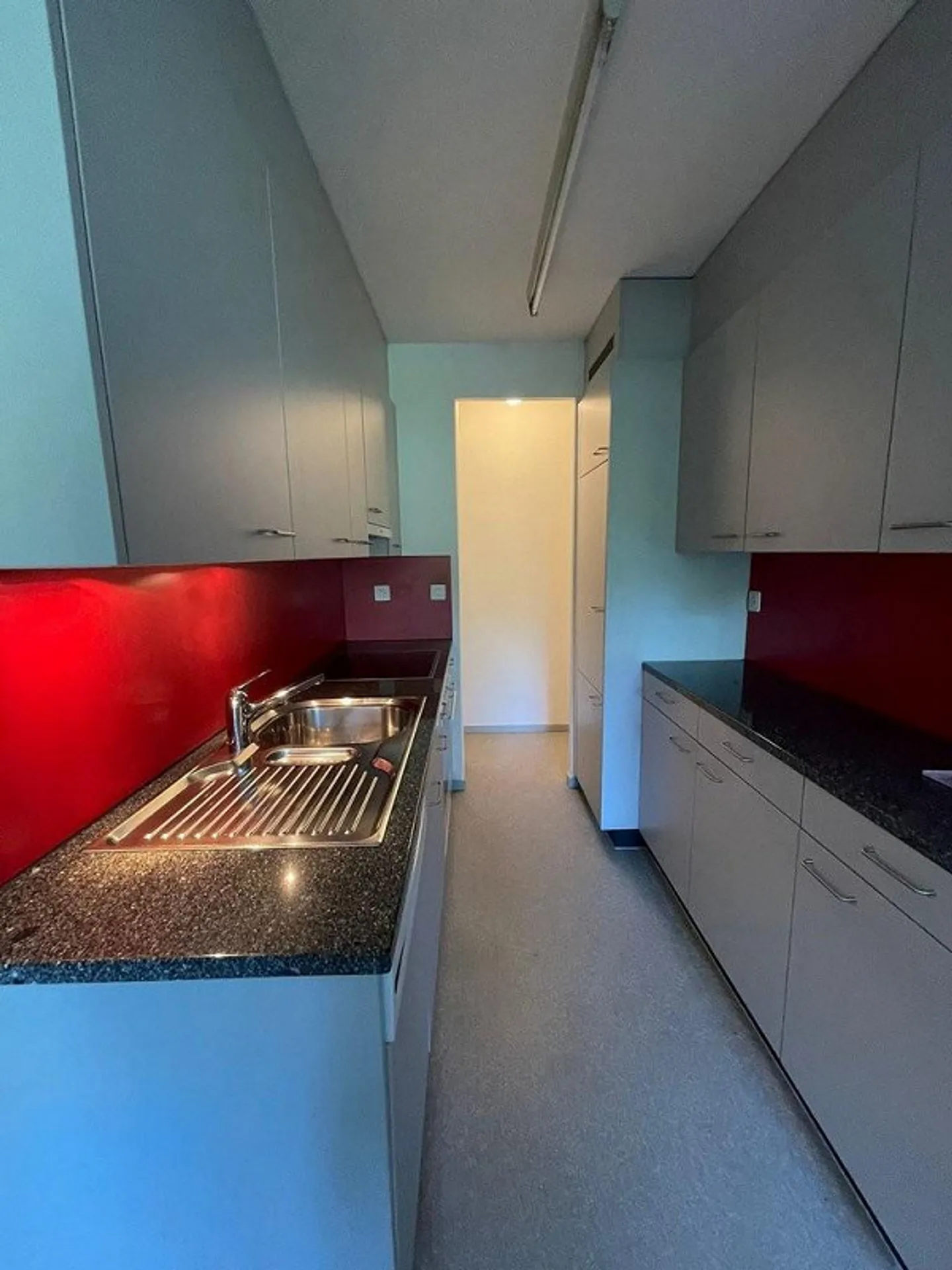 BEAUTIFUL, BRIGHT 2.5-ROOM APARTMENT IN KLEEFELD - Photo 4 of 9