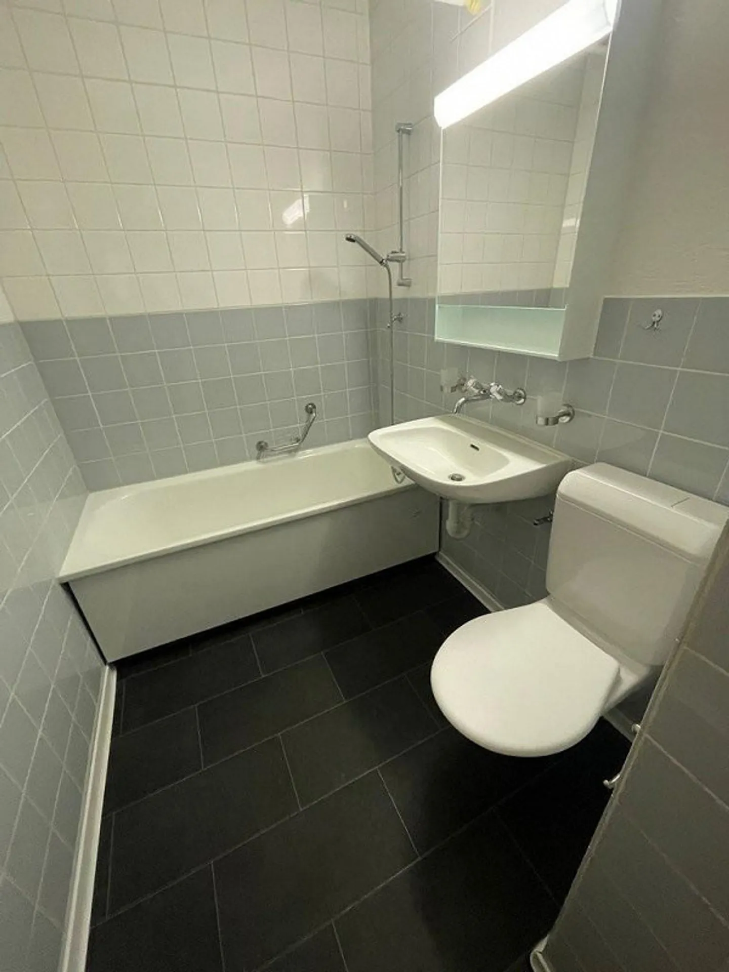 BEAUTIFUL, BRIGHT 2.5-ROOM APARTMENT IN KLEEFELD - Photo 8 of 9